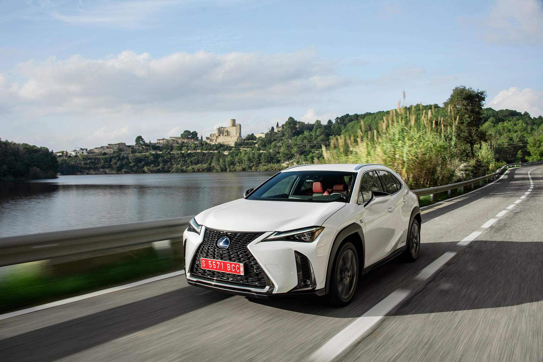 2019-lexus-ux-250h-white-dyn-22-445021