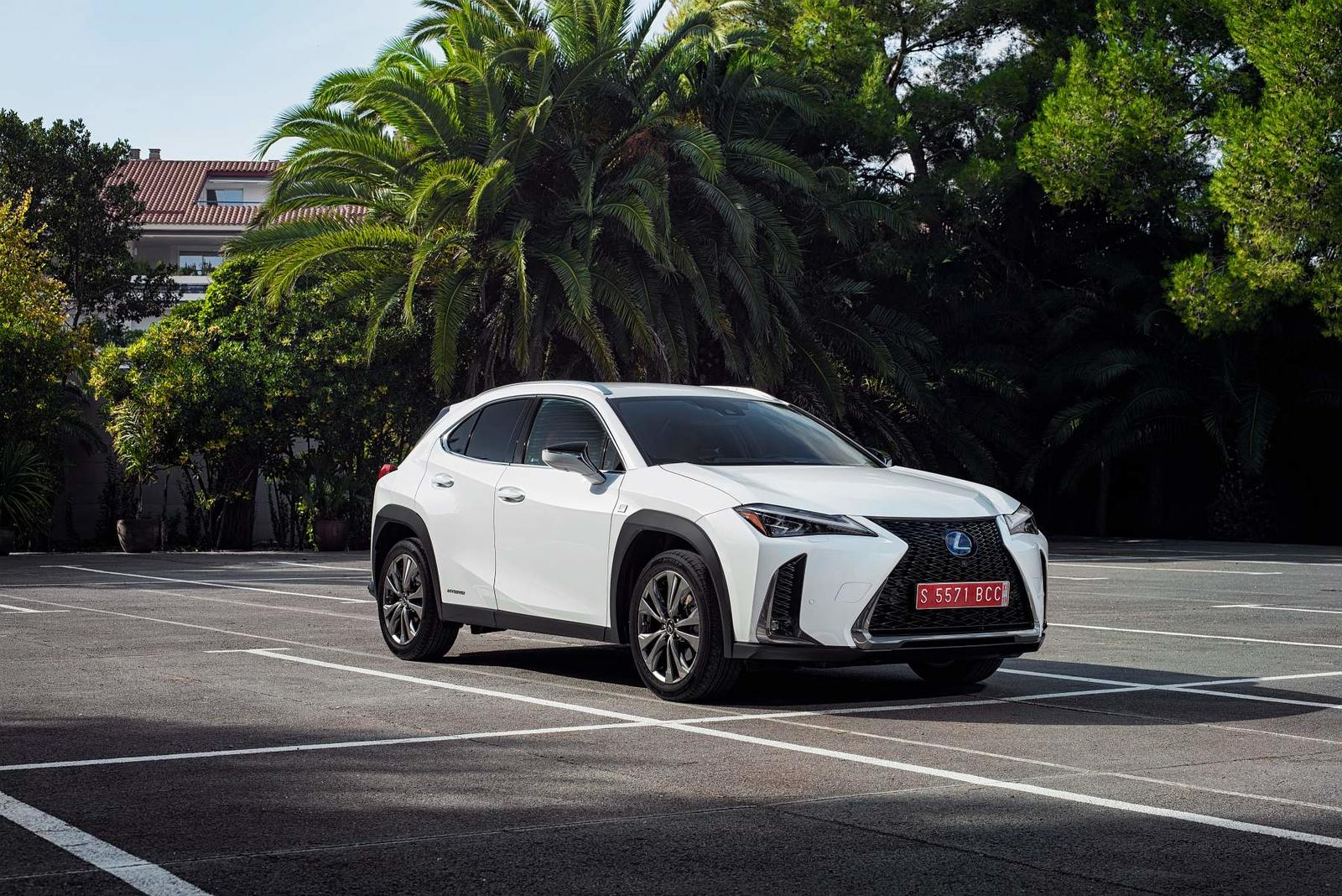 2019-lexus-ux-250h-white-stat-06-738404