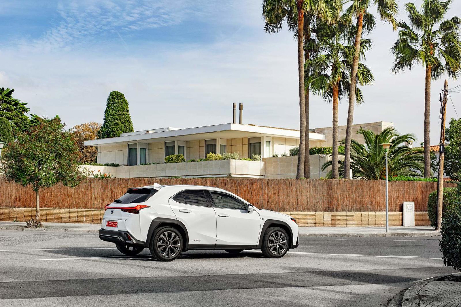 2019-lexus-ux-250h-white-stat-08-694305