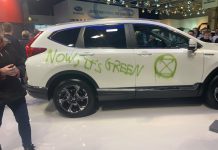 Ativistas atacam carros em exposição no Salão de Bruxelas