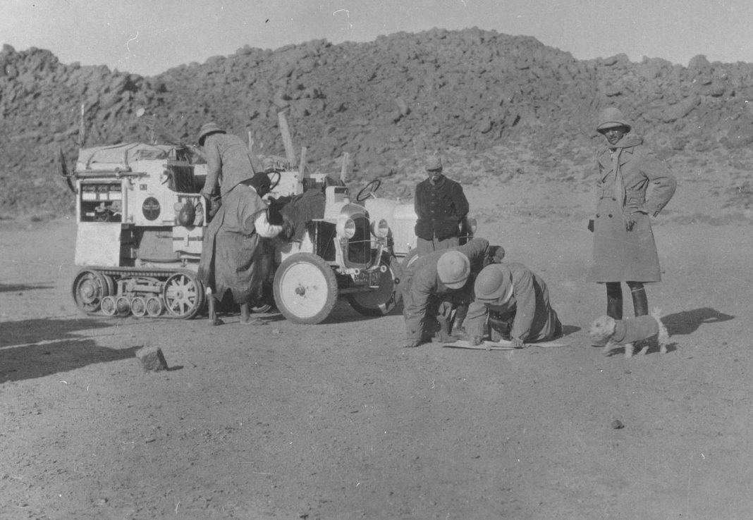 CITROEN_SCARABEE_D'OR_TRAVERSEE_SAHARA_1922_ETAPE_DANS_DESERT_AVEC_LA_MASCOTTE_FLOSSIE