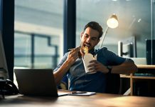 Este hábito noturno faz com que coma ‘mal’