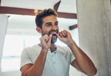 Fio dentário, antes ou depois de lavar os dentes?