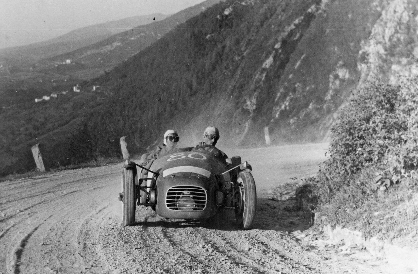 1949-08-04-StellaAlpina-MariaTeresaDeFilippis-Giuseppe_Ruggiero-Urania750-driving