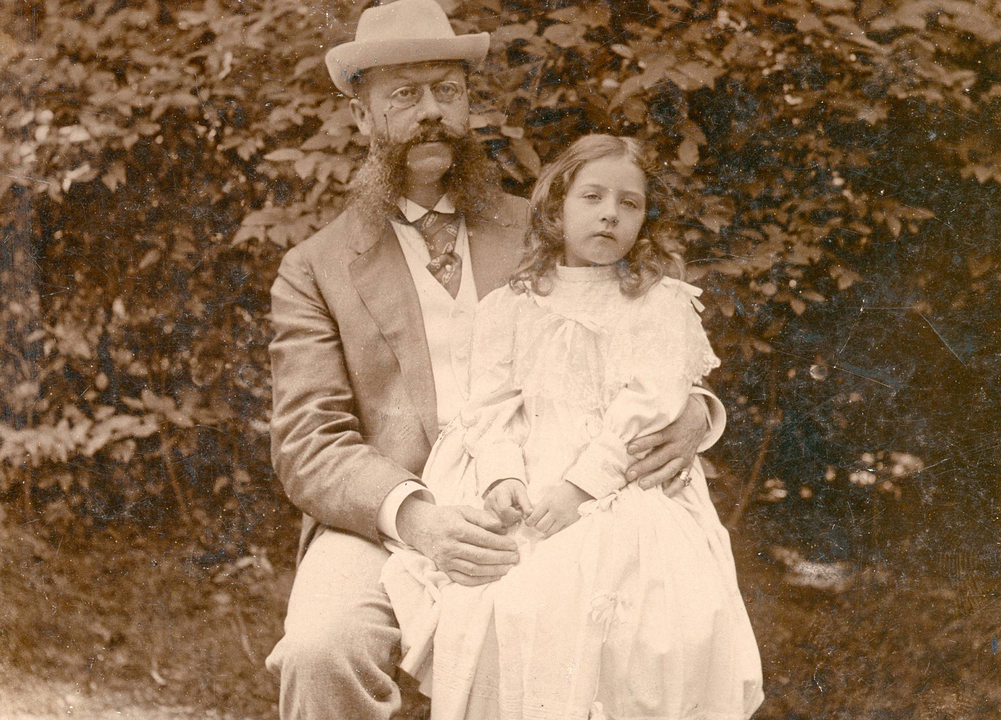 Emil Jellinek mit seiner Tochter Mercedes.

null