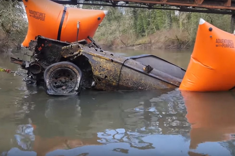 ford mustang submerso