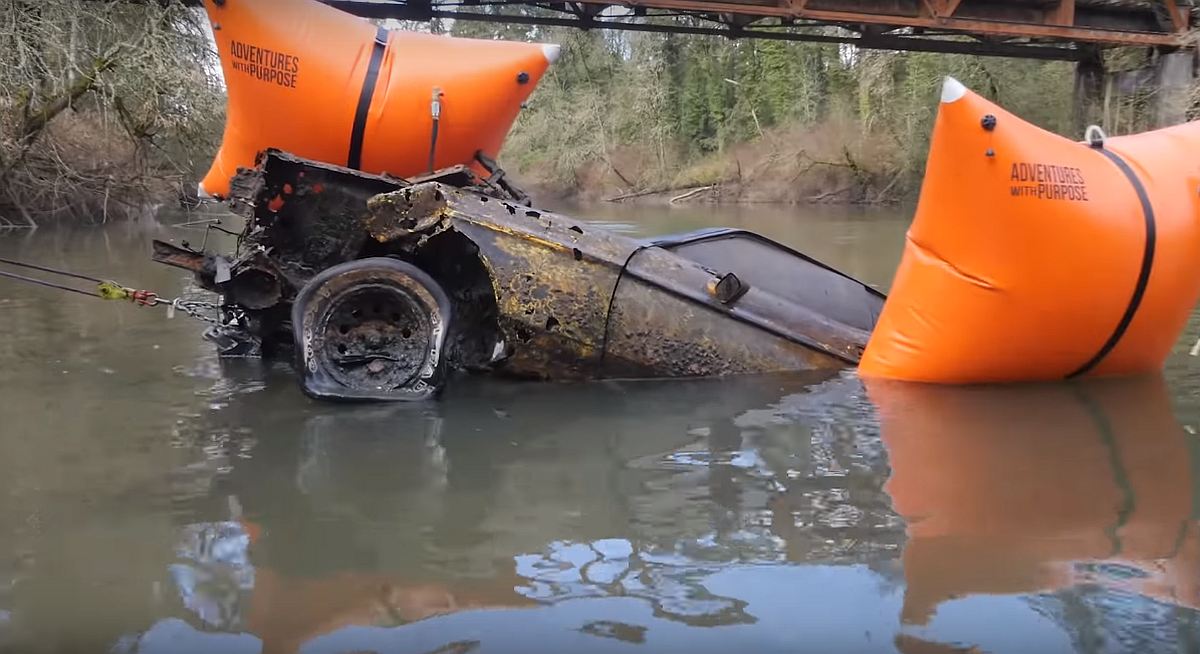 ford mustang submerso