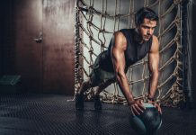 Tem uma bola medicinal em casa? Então dê tudo neste treino