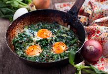 Esta receita de ovos à la florentina vai salvar o seu jantar