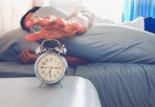 8 alimentos que o ajudam a dormir melhor