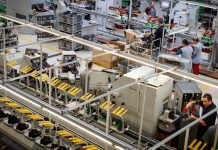 Descida de preços na produção industrial acelera para 5,5% em abril