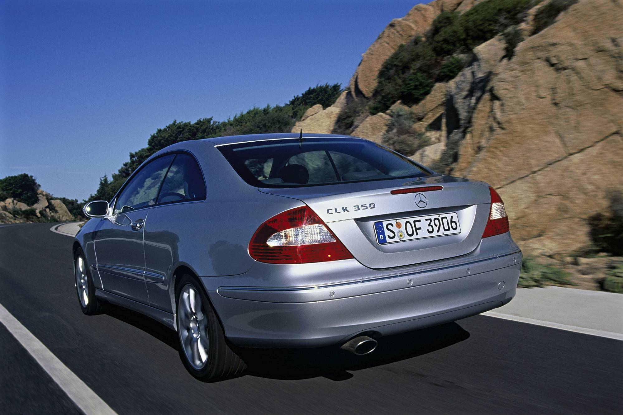 Historie der Mercedes-Benz E-Klasse Coupés und Cabriolets: sportlich-elegante Zweitürer mit großem Flair

The history of the Mercedes-Benz E-Class Coupés and Cabriolets: Sporty and elegant two-door cars with tremendous style