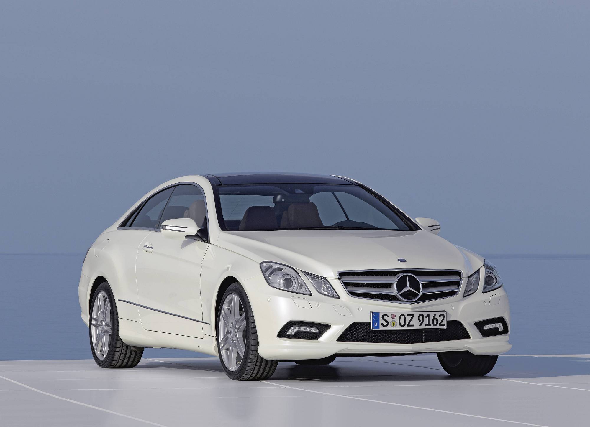 Historie der Mercedes-Benz E-Klasse Coupés und Cabriolets: sportlich-elegante Zweitürer mit großem Flair

The history of the Mercedes-Benz E-Class Coupés and Cabriolets: Sporty and elegant two-door cars with tremendous style