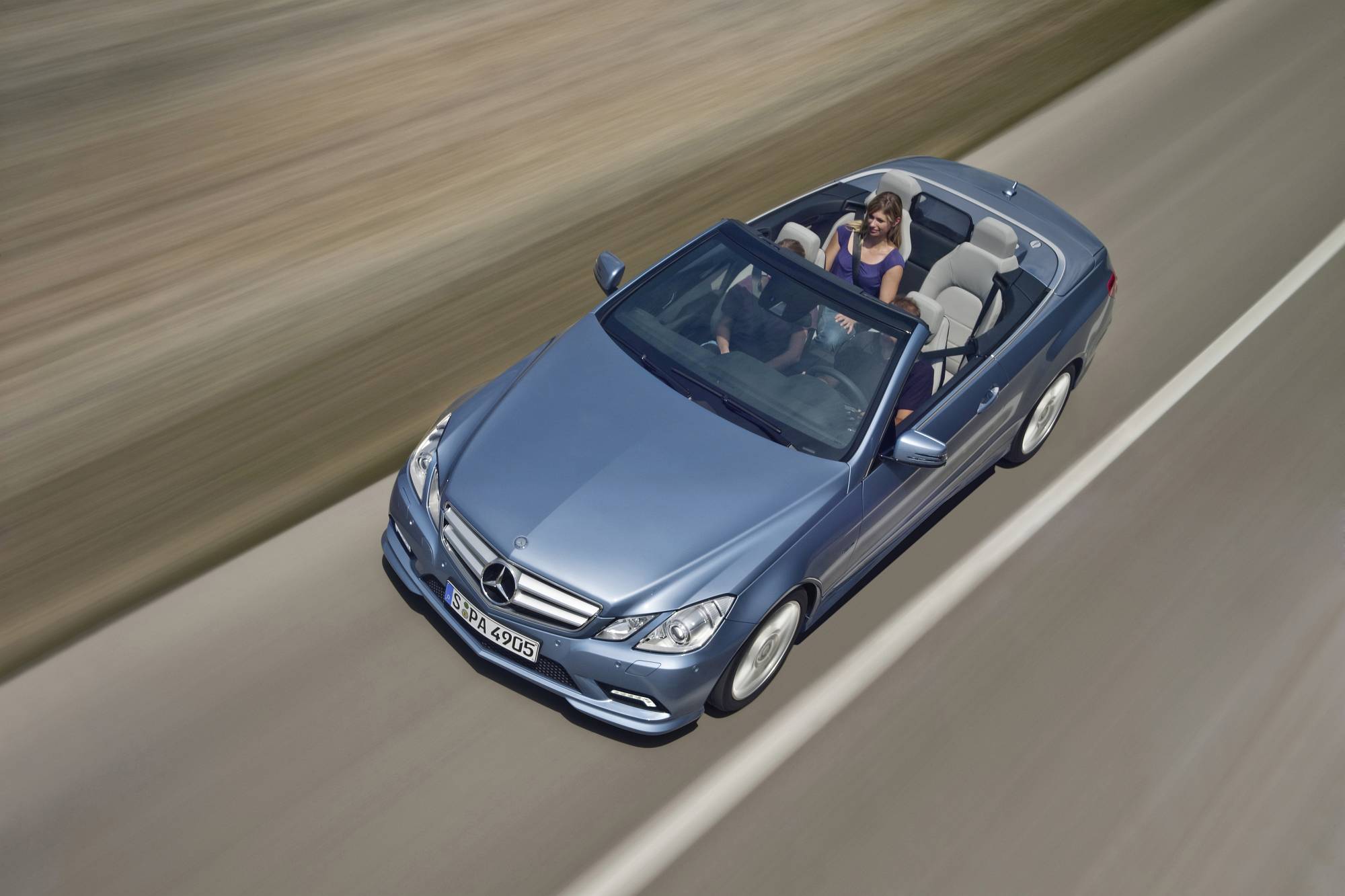 Historie der Mercedes-Benz E-Klasse Coupés und Cabriolets: sportlich-elegante Zweitürer mit großem Flair

The history of the Mercedes-Benz E-Class Coupés and Cabriolets: Sporty and elegant two-door cars with tremendous style