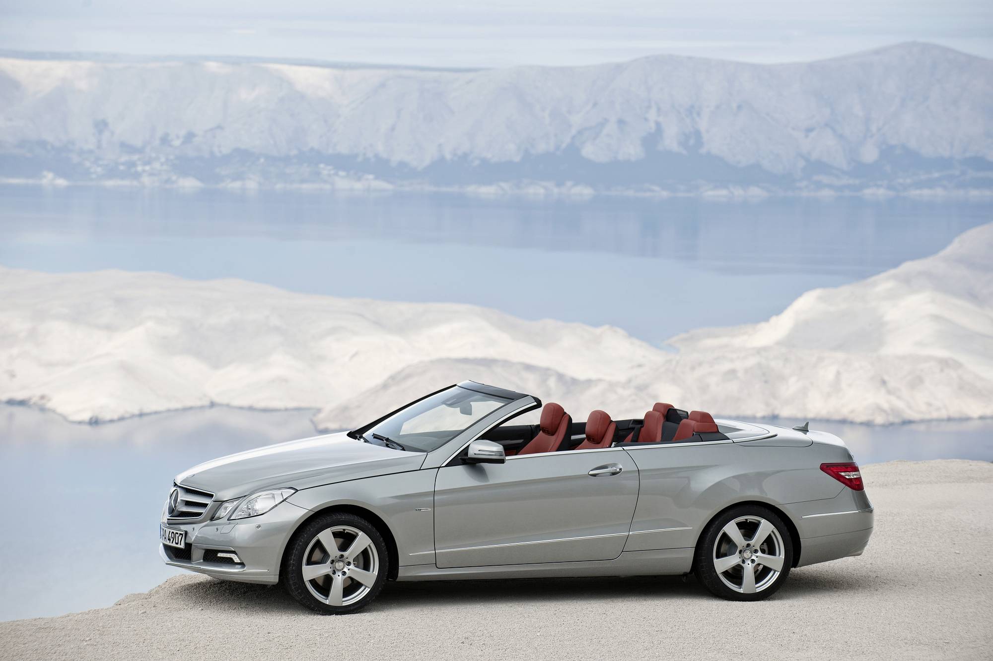 Historie der Mercedes-Benz E-Klasse Coupés und Cabriolets: sportlich-elegante Zweitürer mit großem Flair

The history of the Mercedes-Benz E-Class Coupés and Cabriolets: Sporty and elegant two-door cars with tremendous style