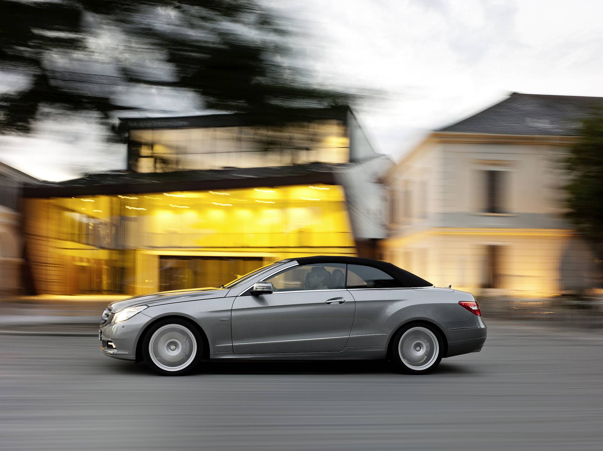 Historie der Mercedes-Benz E-Klasse Coupés und Cabriolets: sportlich-elegante Zweitürer mit großem Flair

The history of the Mercedes-Benz E-Class Coupés and Cabriolets: Sporty and elegant two-door cars with tremendous style