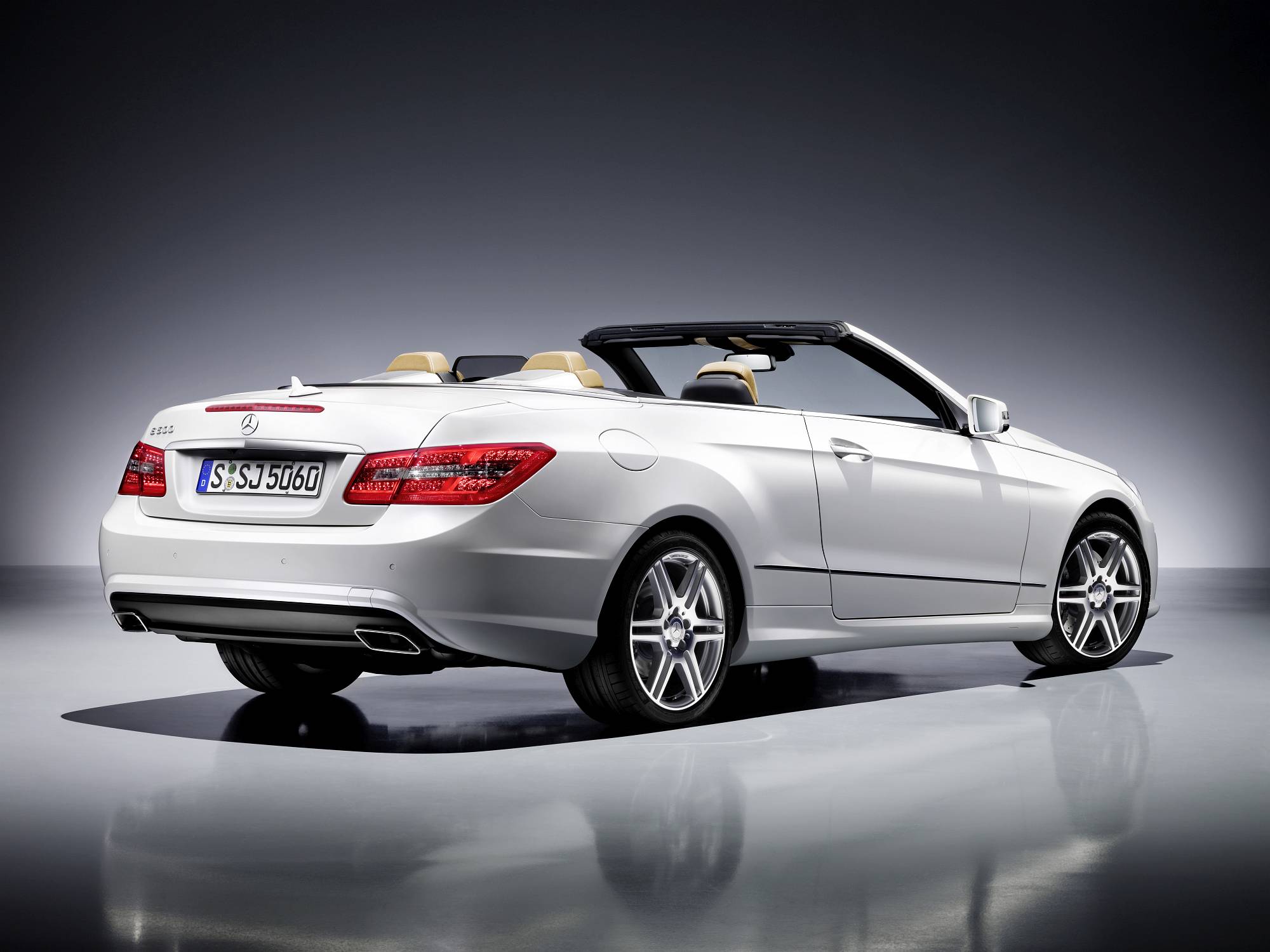 Historie der Mercedes-Benz E-Klasse Coupés und Cabriolets: sportlich-elegante Zweitürer mit großem Flair

The history of the Mercedes-Benz E-Class Coupés and Cabriolets: Sporty and elegant two-door cars with tremendous style