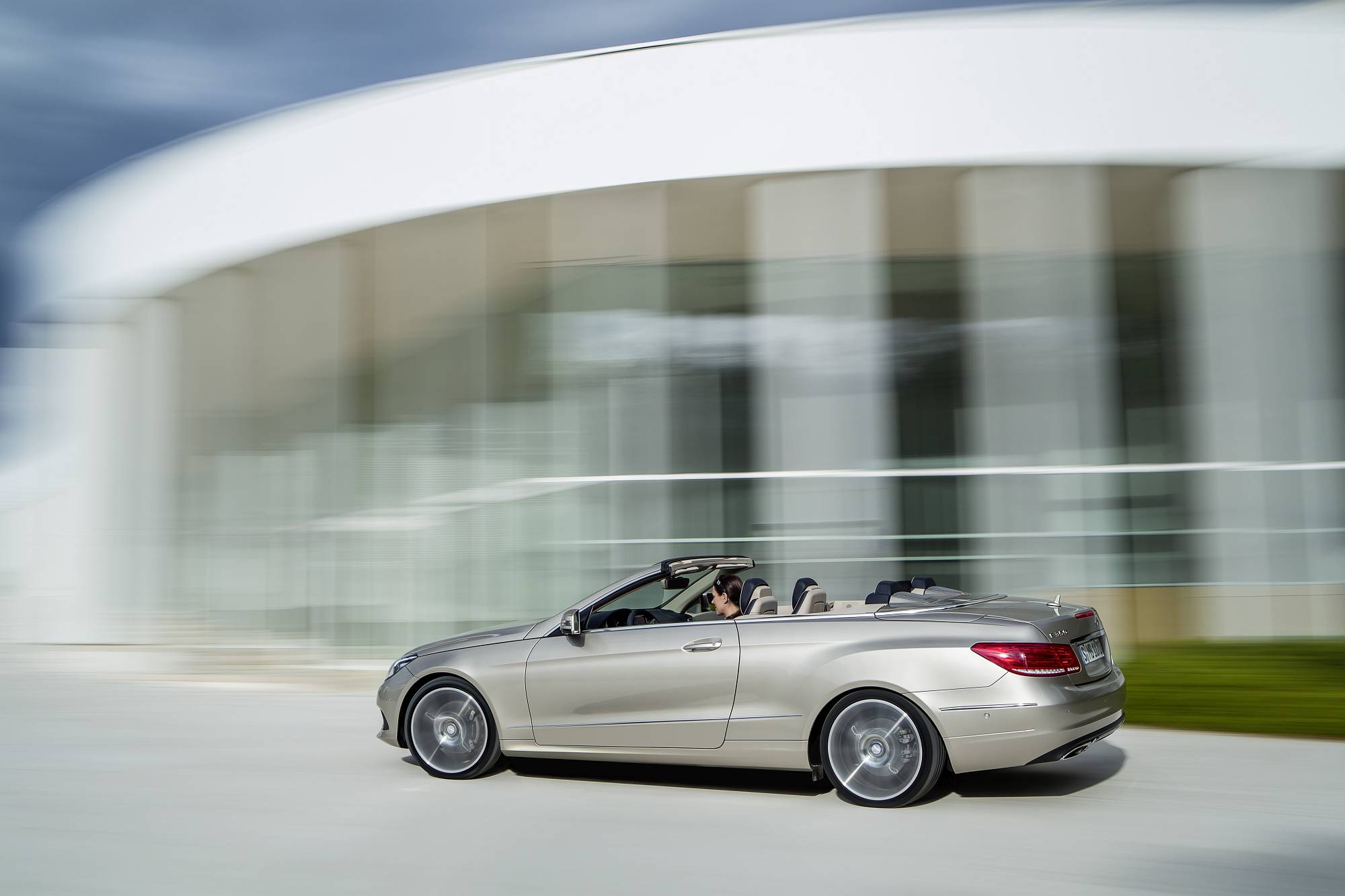 Historie der Mercedes-Benz E-Klasse Coupés und Cabriolets: sportlich-elegante Zweitürer mit großem Flair

The history of the Mercedes-Benz E-Class Coupés and Cabriolets: Sporty and elegant two-door cars with tremendous style