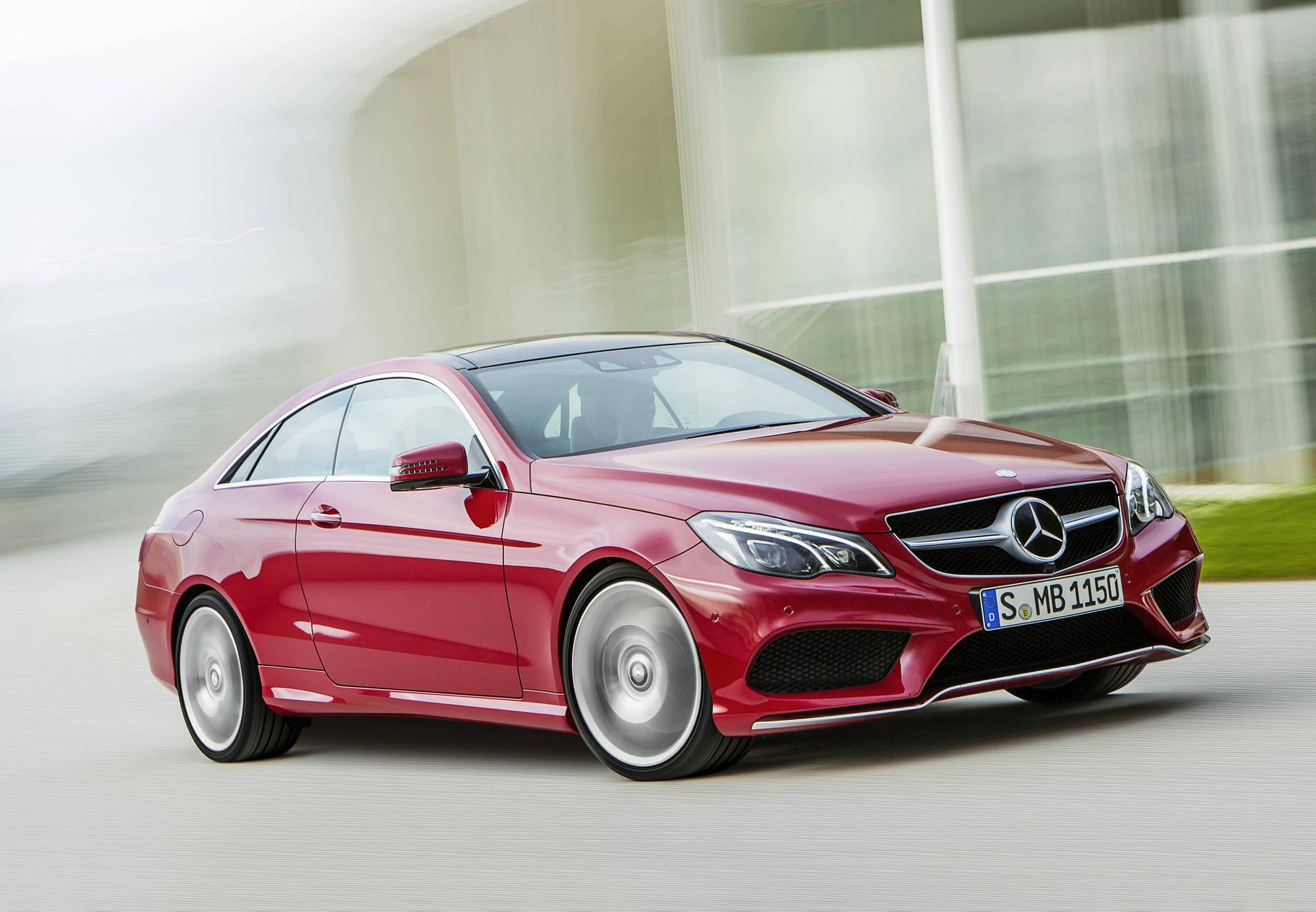 Historie der Mercedes-Benz E-Klasse Coupés und Cabriolets: sportlich-elegante Zweitürer mit großem Flair

The history of the Mercedes-Benz E-Class Coupés and Cabriolets: Sporty and elegant two-door cars with tremendous style