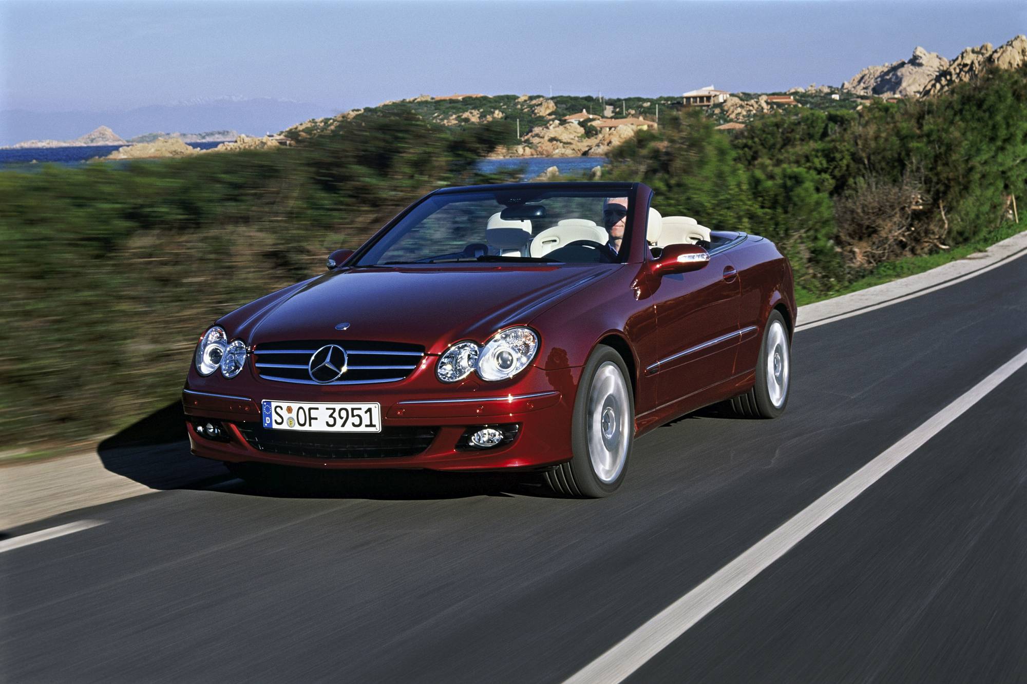 Historie der Mercedes-Benz E-Klasse Coupés und Cabriolets: sportlich-elegante Zweitürer mit großem Flair

The history of the Mercedes-Benz E-Class Coupés and Cabriolets: Sporty and elegant two-door cars with tremendous style