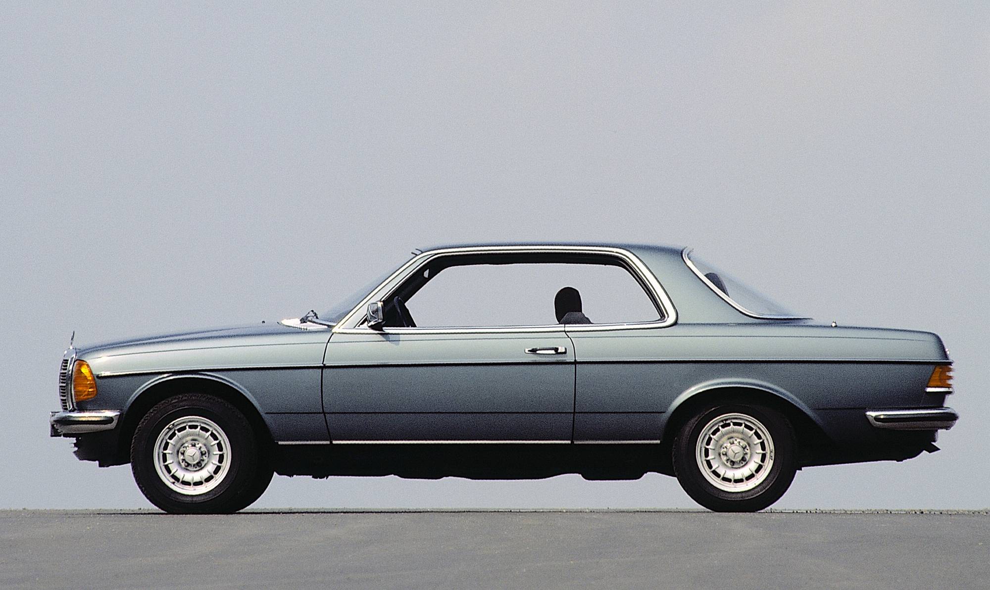 Historie der Mercedes-Benz E-Klasse Coupés und Cabriolets: sportlich-elegante Zweitürer mit großem Flair

The history of the Mercedes-Benz E-Class Coupés and Cabriolets: Sporty and elegant two-door cars with tremendous style