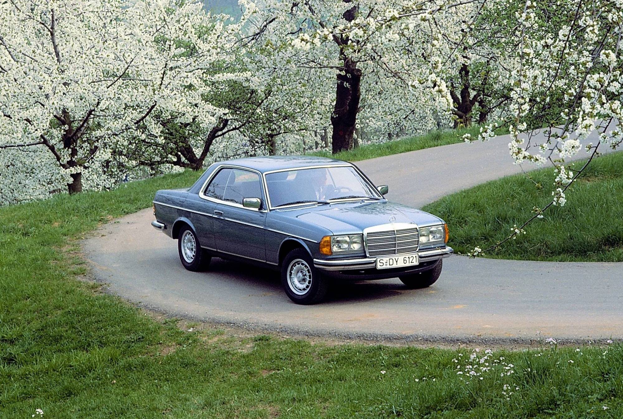 Historie der Mercedes-Benz E-Klasse Coupés und Cabriolets: sportlich-elegante Zweitürer mit großem Flair

The history of the Mercedes-Benz E-Class Coupés and Cabriolets: Sporty and elegant two-door cars with tremendous style