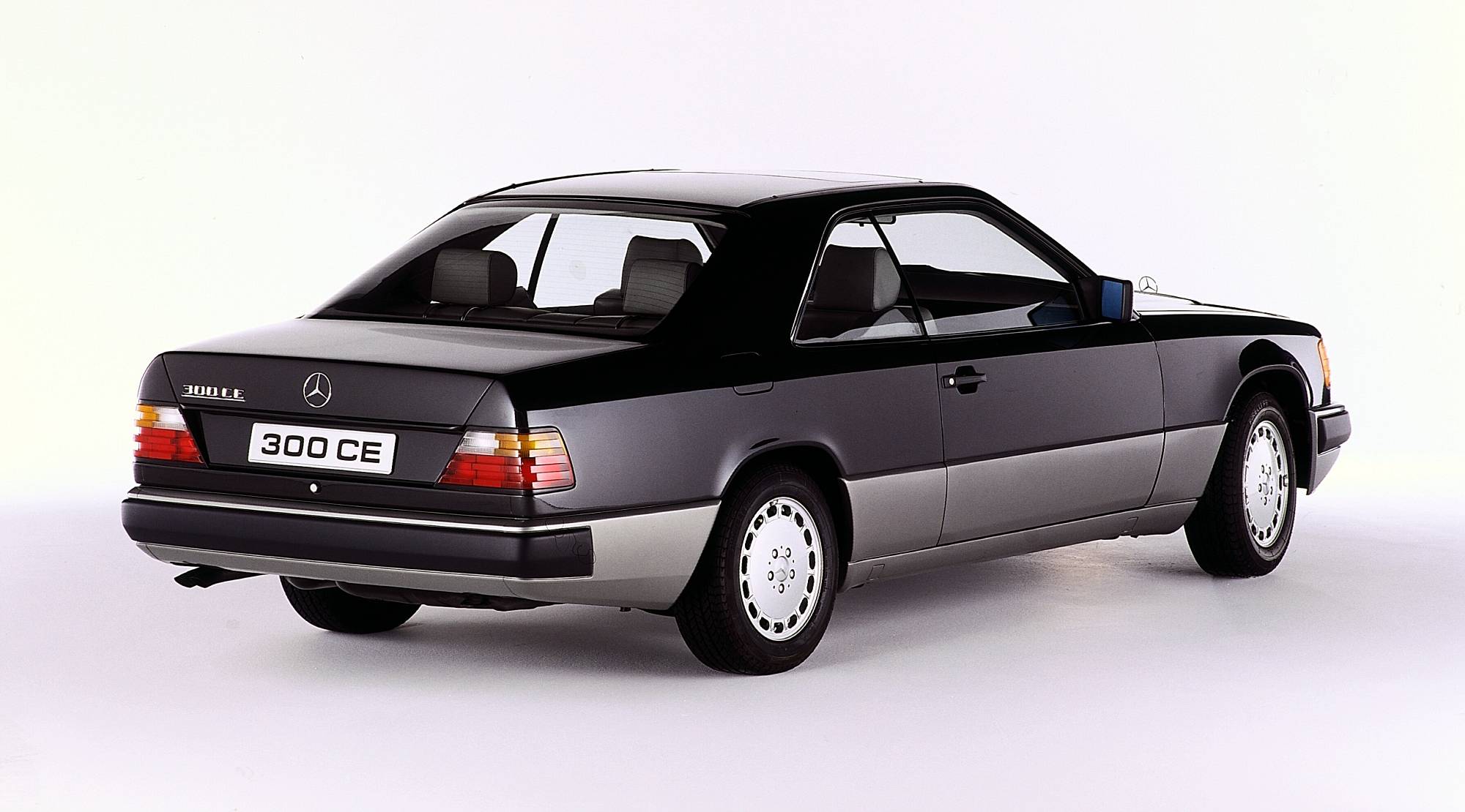 Historie der Mercedes-Benz E-Klasse Coupés und Cabriolets: sportlich-elegante Zweitürer mit großem Flair

The history of the Mercedes-Benz E-Class Coupés and Cabriolets: Sporty and elegant two-door cars with tremendous style