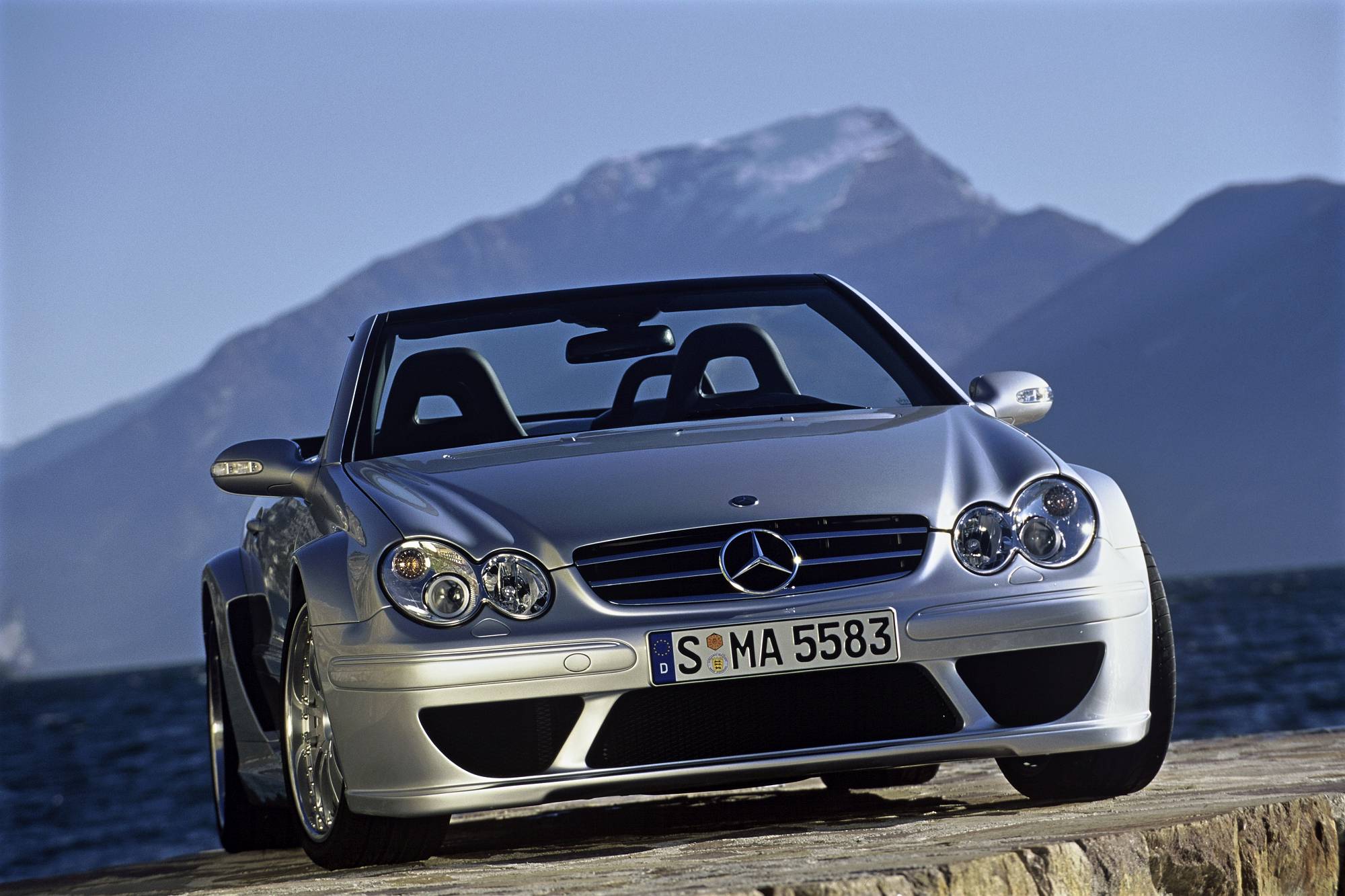 Historie der Mercedes-Benz E-Klasse Coupés und Cabriolets: sportlich-elegante Zweitürer mit großem Flair

The history of the Mercedes-Benz E-Class Coupés and Cabriolets: Sporty and elegant two-door cars with tremendous style