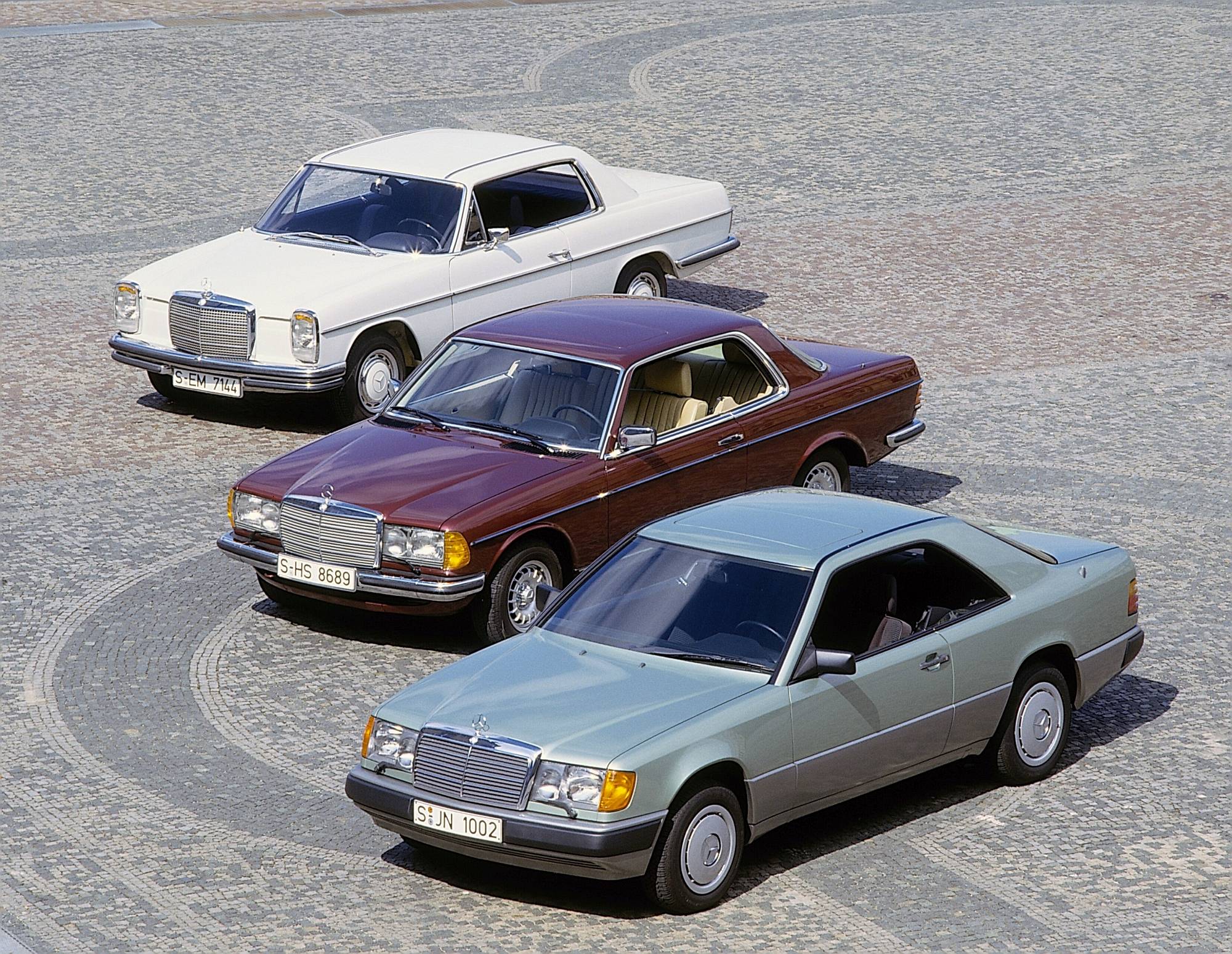 Historie der Mercedes-Benz E-Klasse Coupés und Cabriolets: sportlich-elegante Zweitürer mit großem Flair  The history of the Mercedes-Benz E-Class Coupés and Cabriolets: Sporty and elegant two-door cars with tremendous style

null