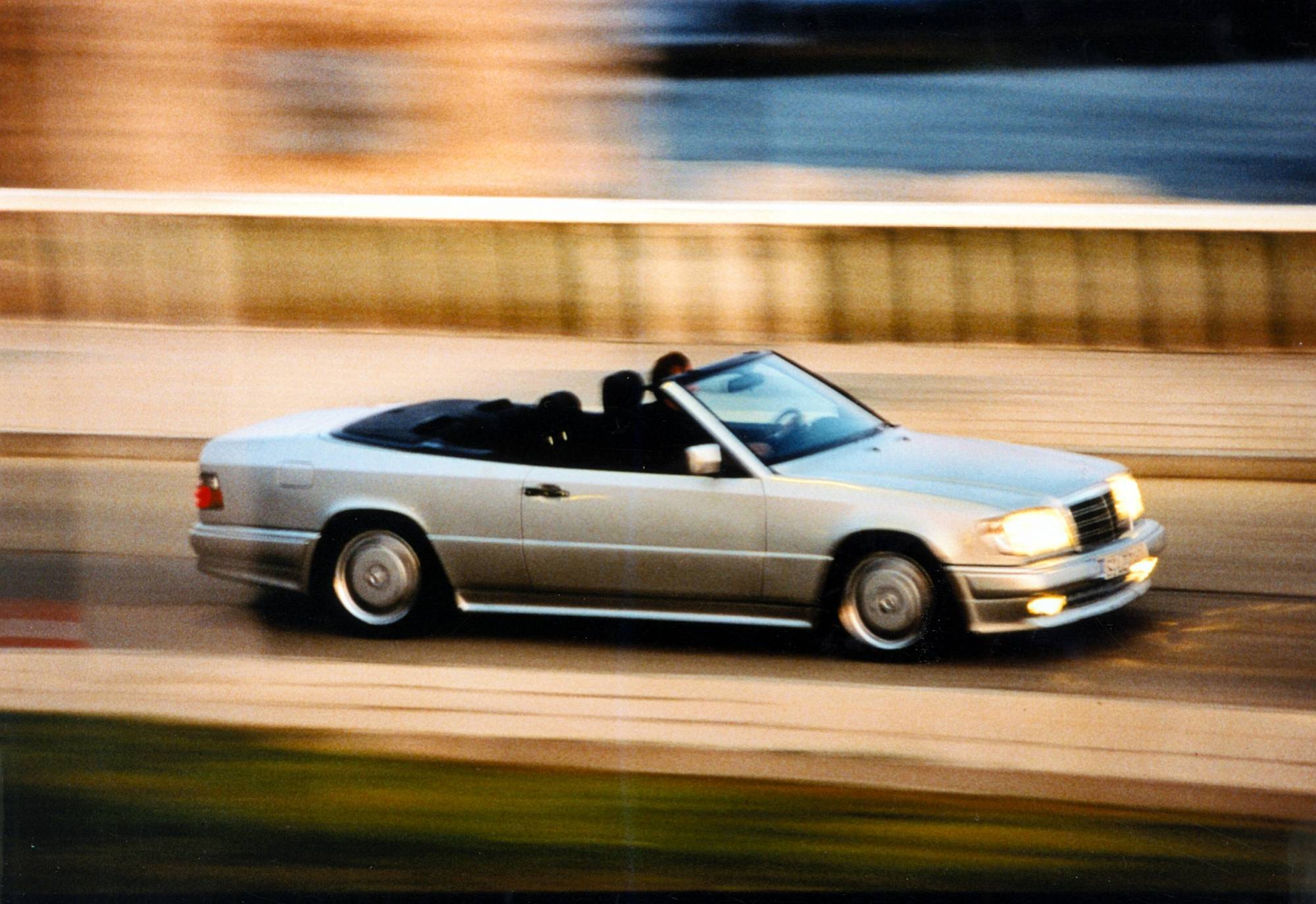 Historie der Mercedes-Benz E-Klasse Coupés und Cabriolets: sportlich-elegante Zweitürer mit großem Flair  The history of the Mercedes-Benz E-Class Coupés and Cabriolets: Sporty and elegant two-door cars with tremendous style

null