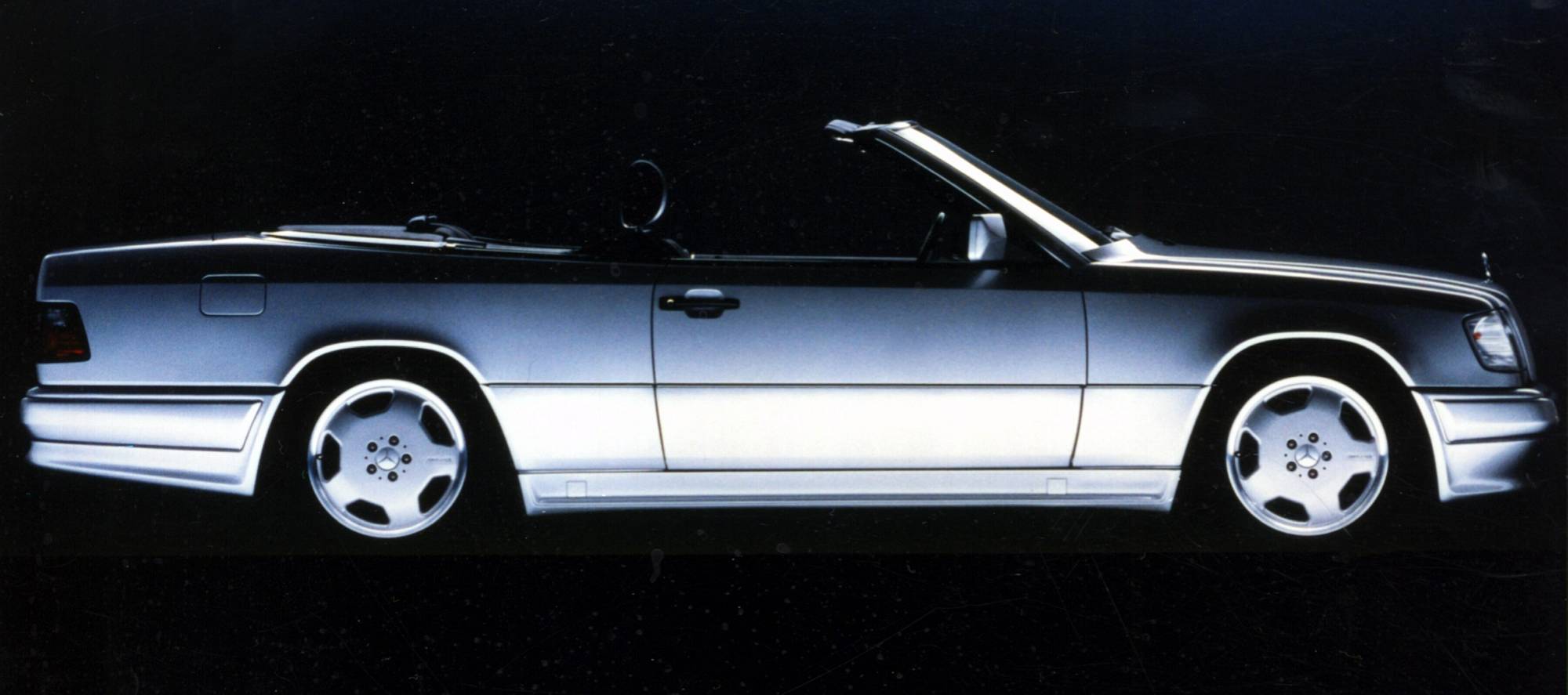 Historie der Mercedes-Benz E-Klasse Coupés und Cabriolets: sportlich-elegante Zweitürer mit großem Flair  The history of the Mercedes-Benz E-Class Coupés and Cabriolets: Sporty and elegant two-door cars with tremendous style

null