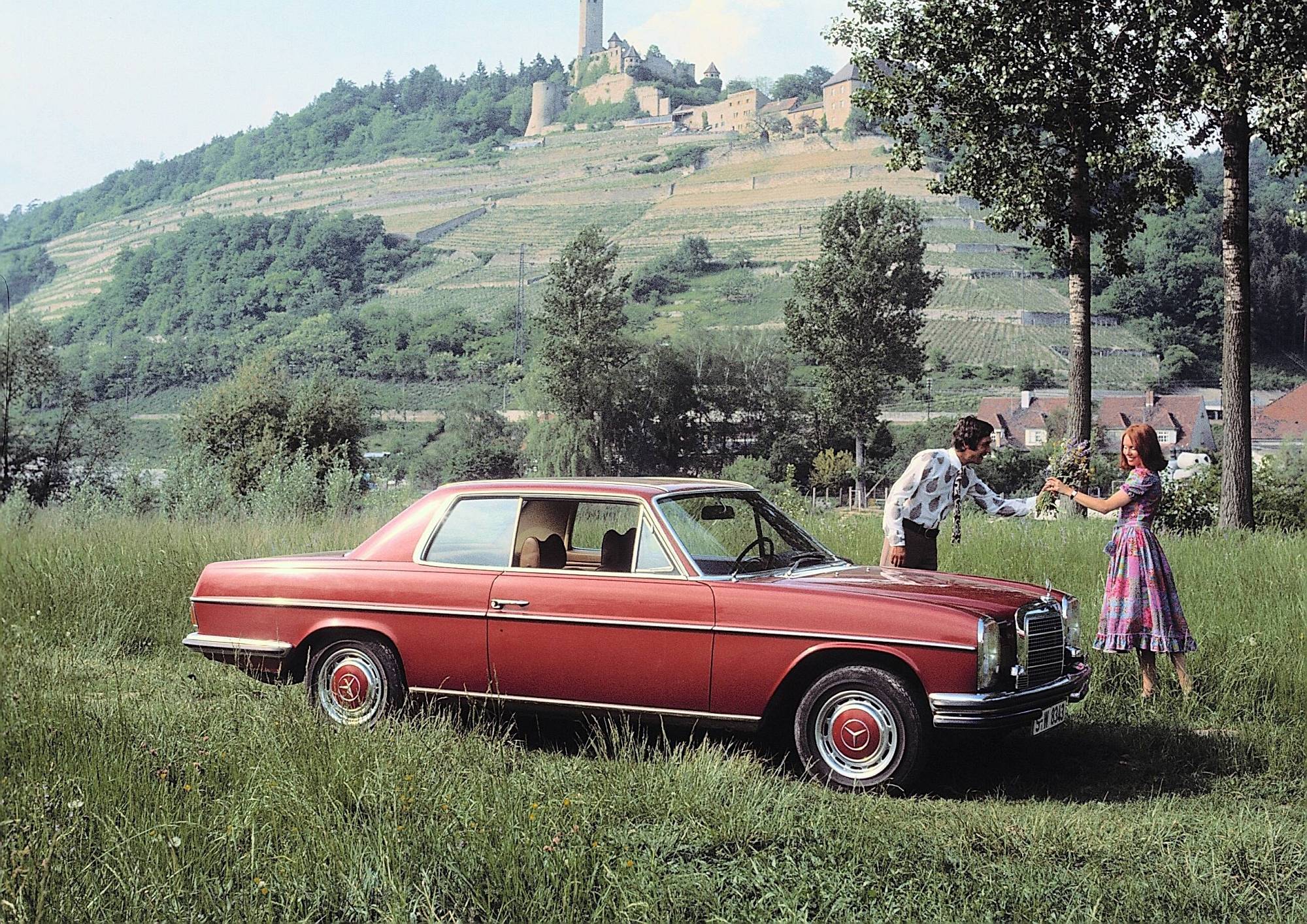 Historie der Mercedes-Benz E-Klasse Coupés und Cabriolets: sportlich-elegante Zweitürer mit großem Flair

The history of the Mercedes-Benz E-Class Coupés and Cabriolets: Sporty and elegant two-door cars with tremendous style