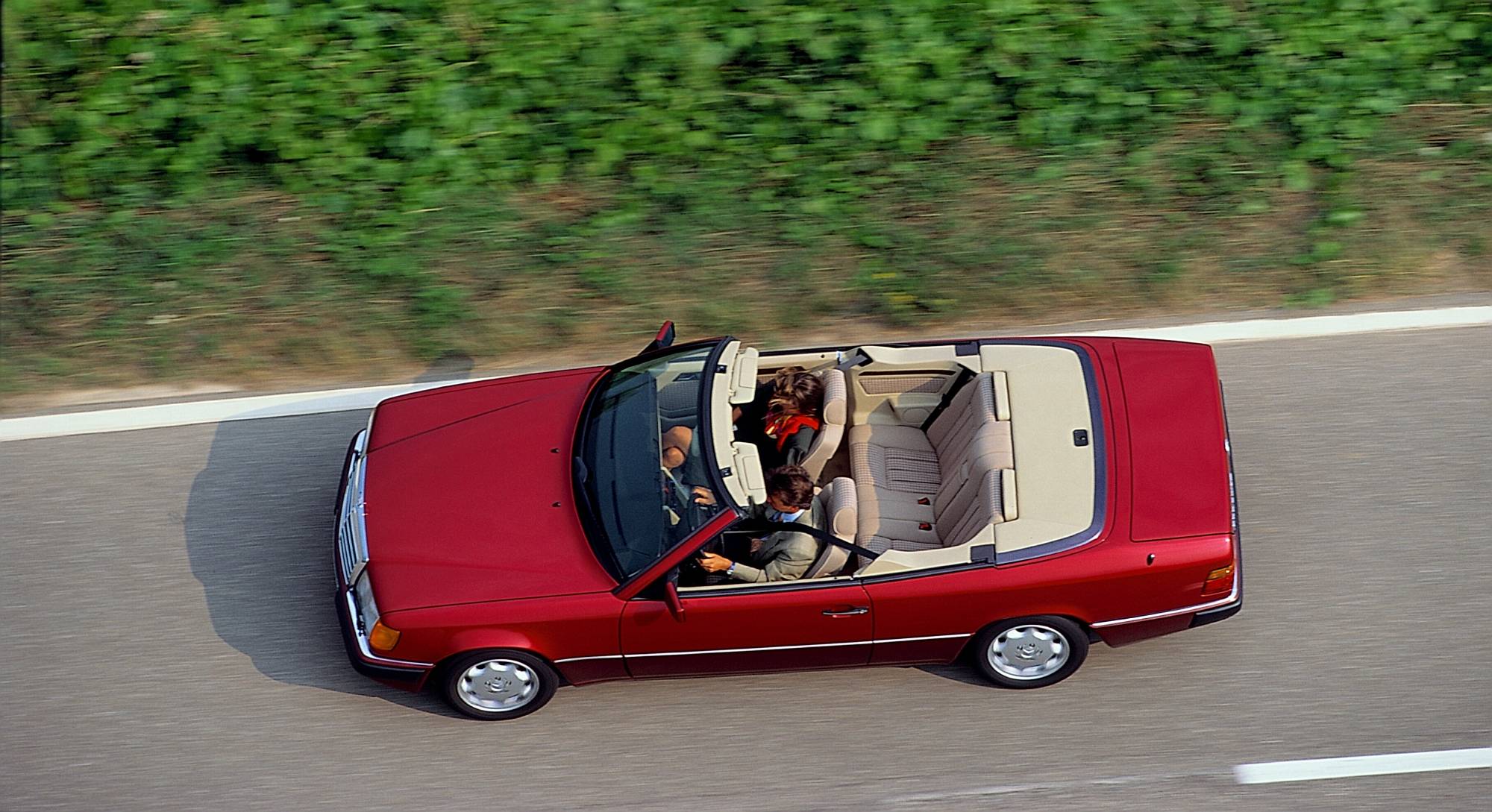 Historie der Mercedes-Benz E-Klasse Coupés und Cabriolets: sportlich-elegante Zweitürer mit großem Flair

The history of the Mercedes-Benz E-Class Coupés and Cabriolets: Sporty and elegant two-door cars with tremendous style