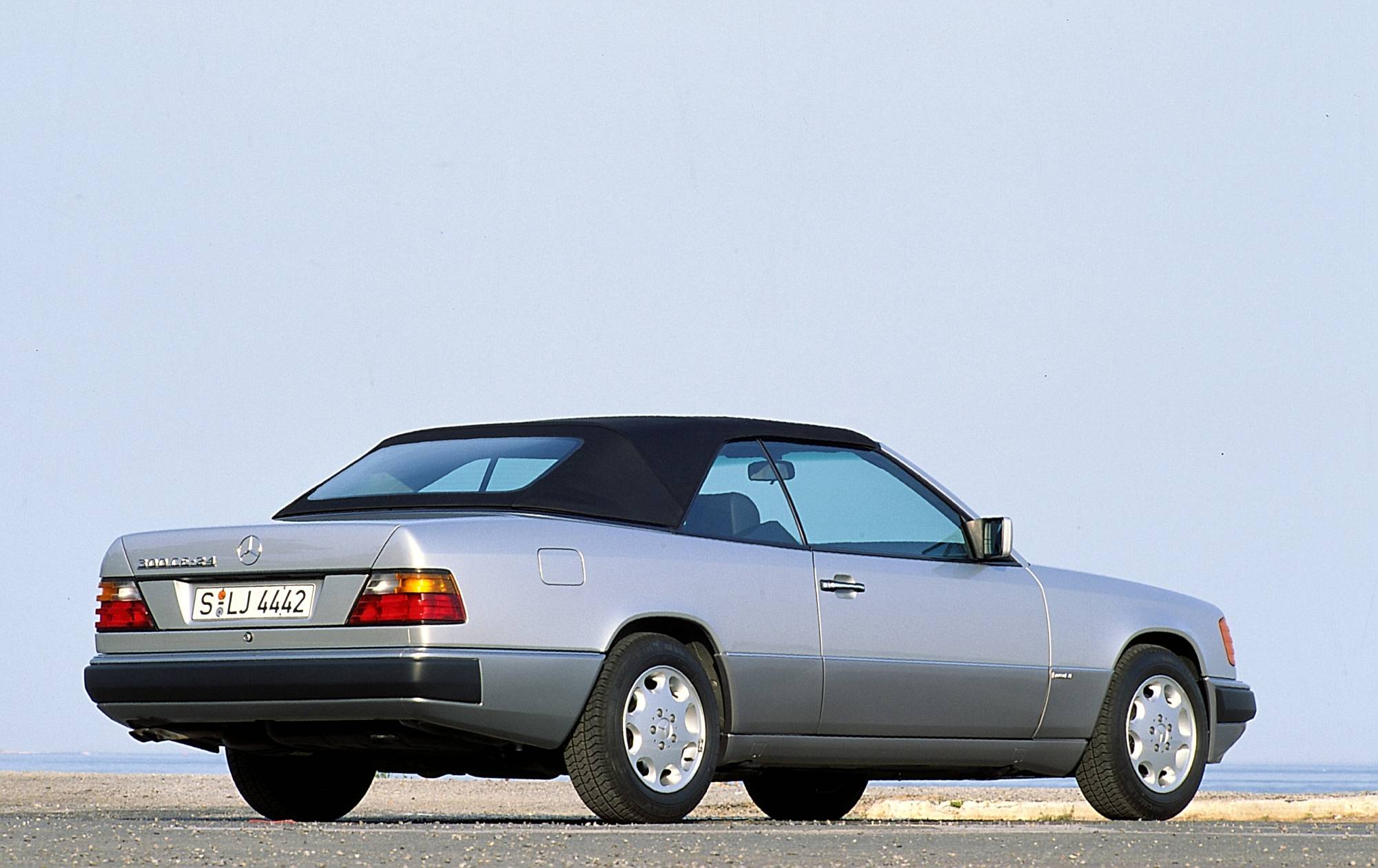 Historie der Mercedes-Benz E-Klasse Coupés und Cabriolets: sportlich-elegante Zweitürer mit großem Flair

The history of the Mercedes-Benz E-Class Coupés and Cabriolets: Sporty and elegant two-door cars with tremendous style