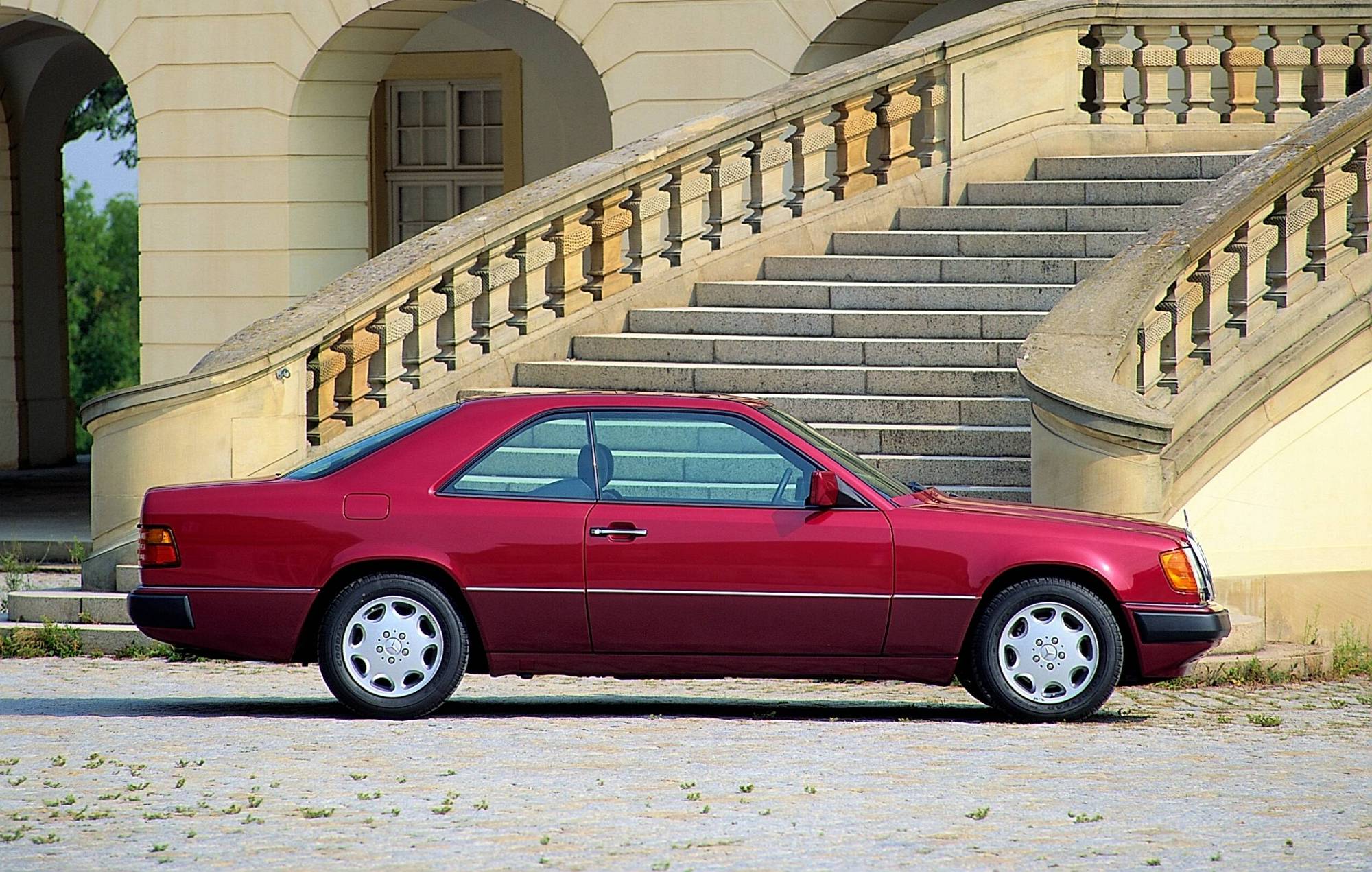 Historie der Mercedes-Benz E-Klasse Coupés und Cabriolets: sportlich-elegante Zweitürer mit großem Flair

The history of the Mercedes-Benz E-Class Coupés and Cabriolets: Sporty and elegant two-door cars with tremendous style