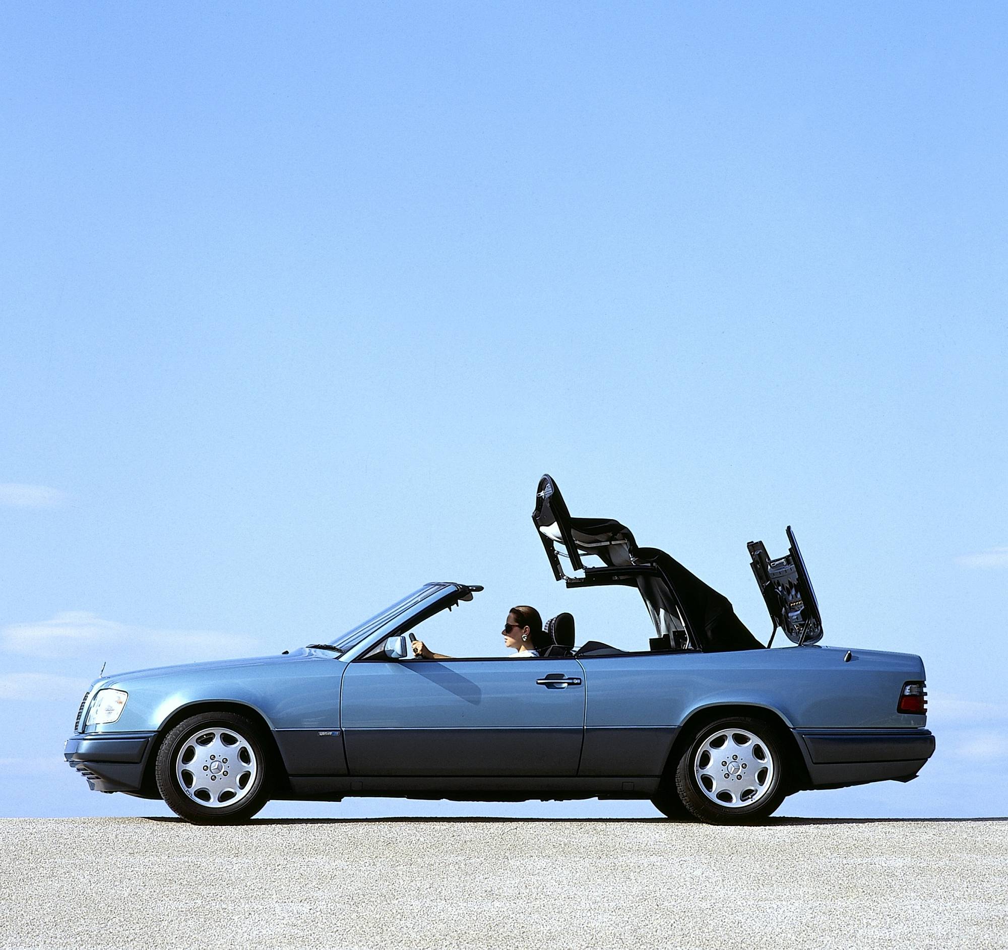 Historie der Mercedes-Benz E-Klasse Coupés und Cabriolets: sportlich-elegante Zweitürer mit großem Flair

The history of the Mercedes-Benz E-Class Coupés and Cabriolets: Sporty and elegant two-door cars with tremendous style