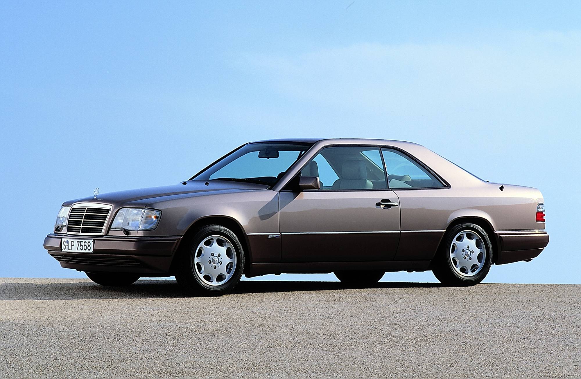 Historie der Mercedes-Benz E-Klasse Coupés und Cabriolets: sportlich-elegante Zweitürer mit großem Flair

The history of the Mercedes-Benz E-Class Coupés and Cabriolets: Sporty and elegant two-door cars with tremendous style