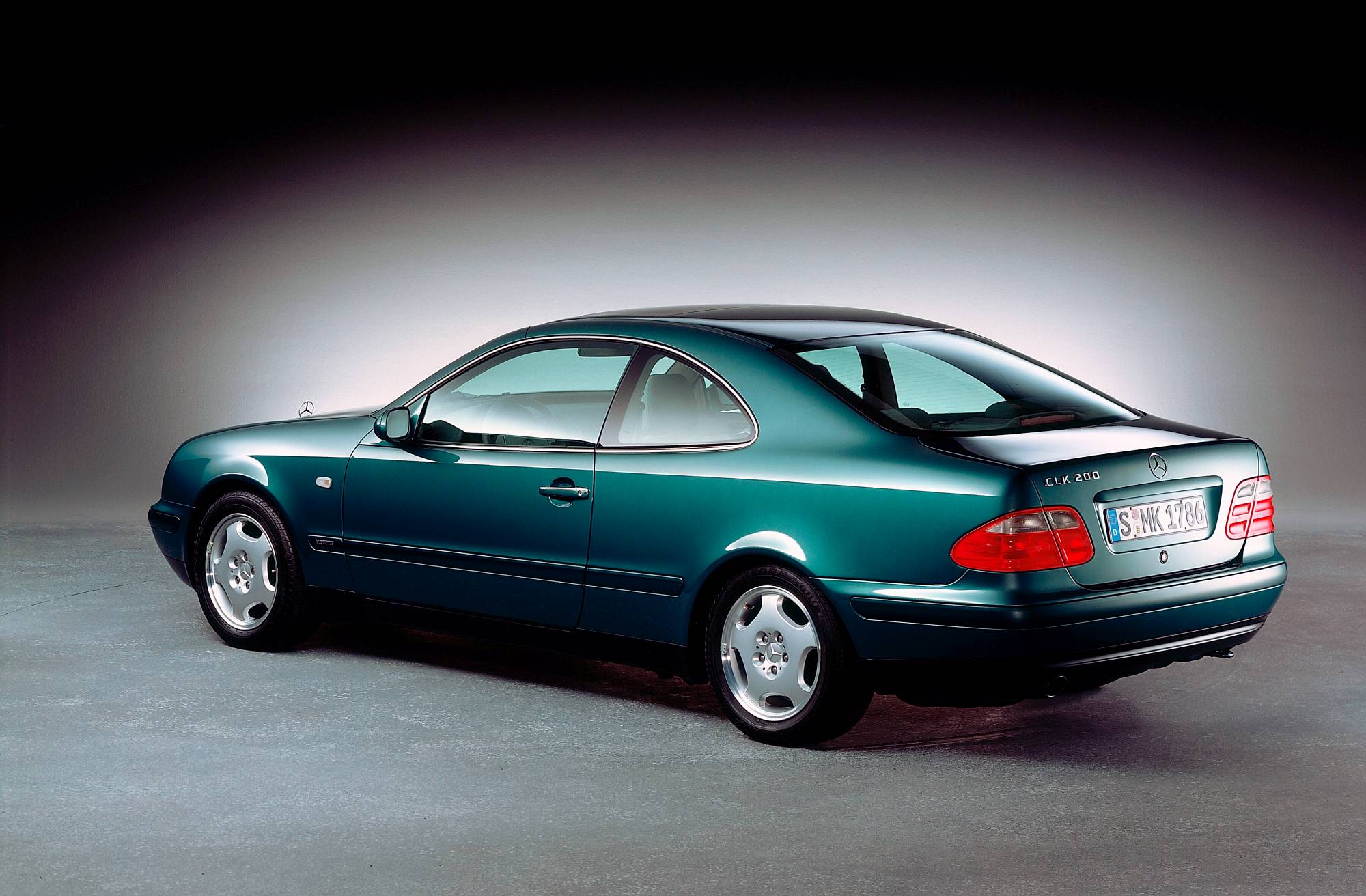 Historie der Mercedes-Benz E-Klasse Coupés und Cabriolets: sportlich-elegante Zweitürer mit großem Flair

The history of the Mercedes-Benz E-Class Coupés and Cabriolets: Sporty and elegant two-door cars with tremendous style