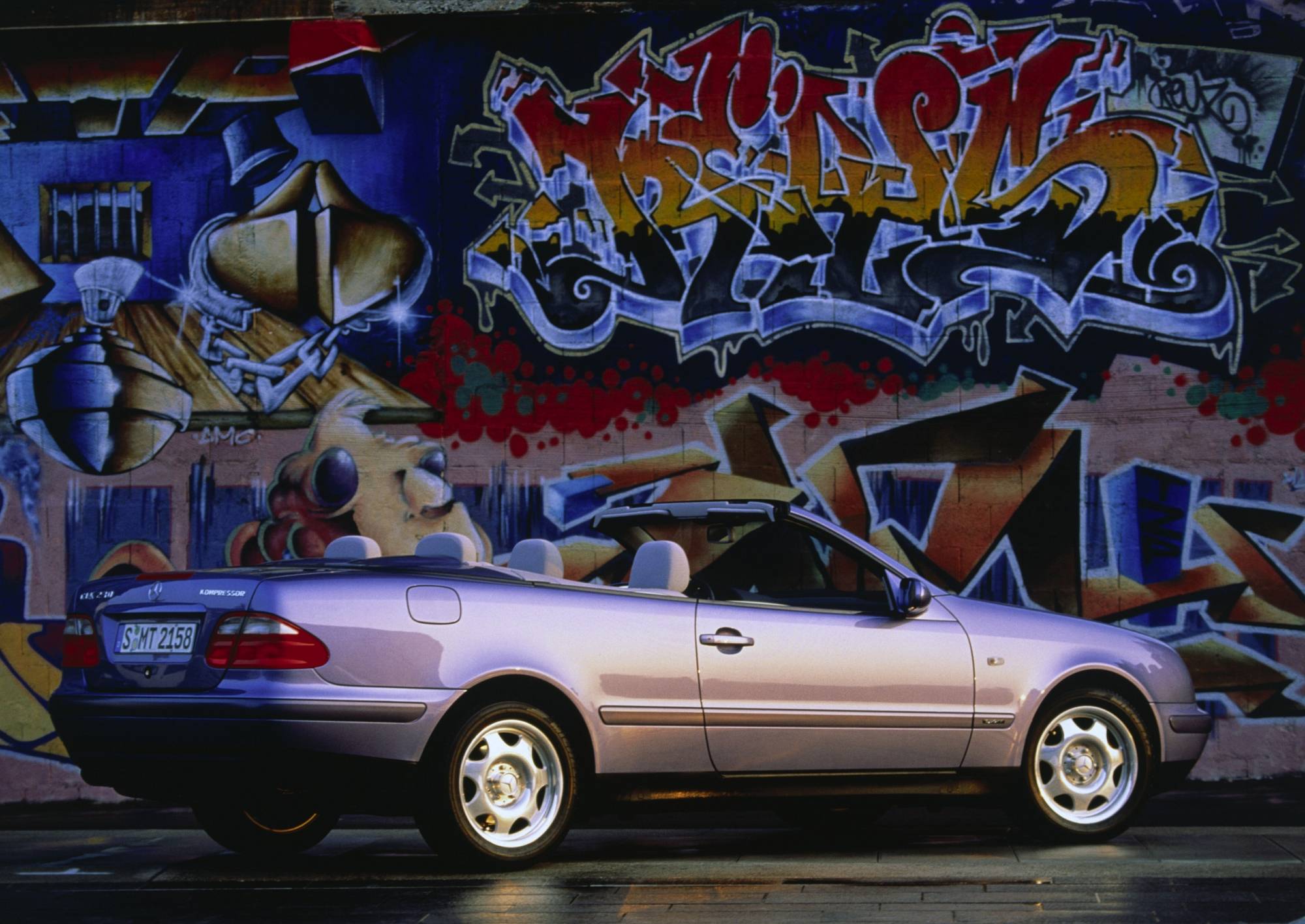 Historie der Mercedes-Benz E-Klasse Coupés und Cabriolets: sportlich-elegante Zweitürer mit großem Flair

The history of the Mercedes-Benz E-Class Coupés and Cabriolets: Sporty and elegant two-door cars with tremendous style