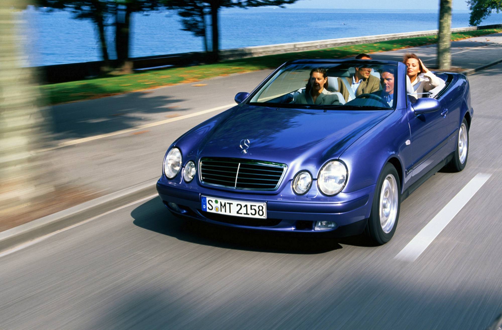 Historie der Mercedes-Benz E-Klasse Coupés und Cabriolets: sportlich-elegante Zweitürer mit großem Flair

The history of the Mercedes-Benz E-Class Coupés and Cabriolets: Sporty and elegant two-door cars with tremendous style
