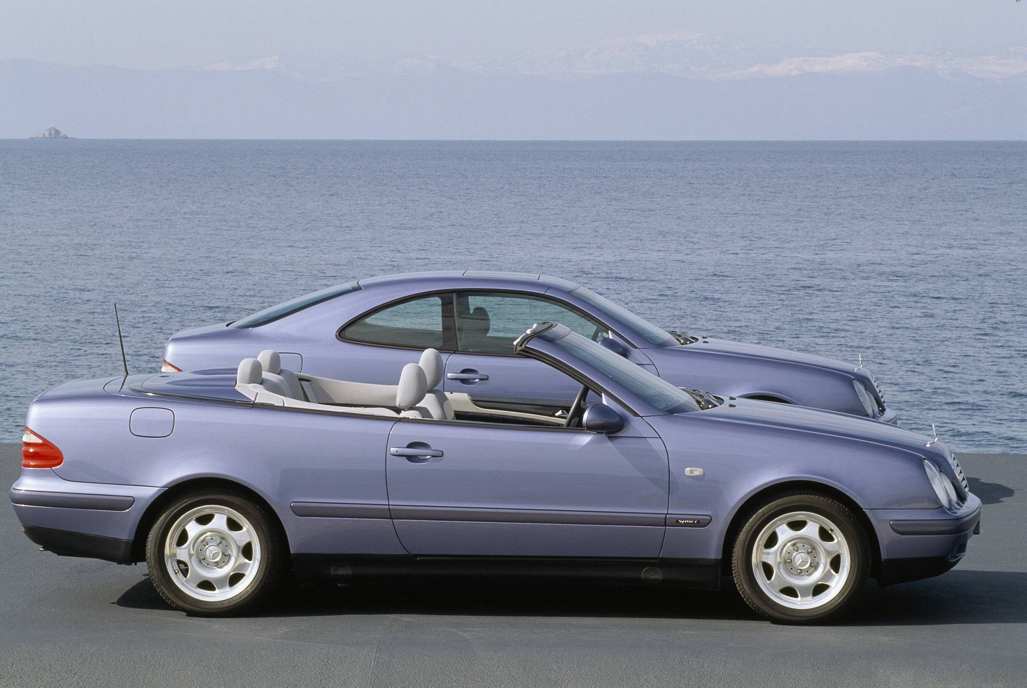 Historie der Mercedes-Benz E-Klasse Coupés und Cabriolets: sportlich-elegante Zweitürer mit großem Flair

The history of the Mercedes-Benz E-Class Coupés and Cabriolets: Sporty and elegant two-door cars with tremendous style