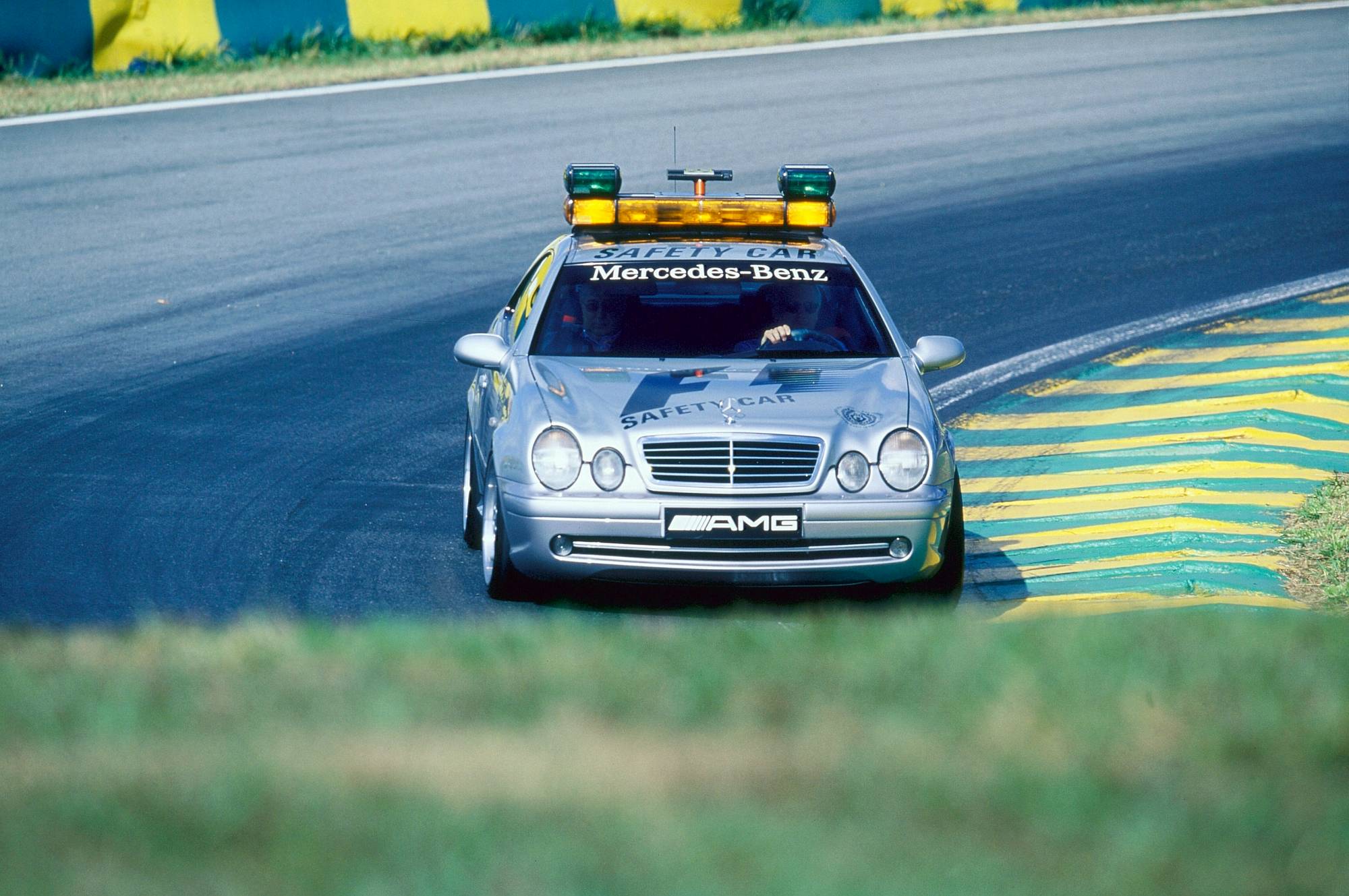 Historie der Mercedes-Benz E-Klasse Coupés und Cabriolets: sportlich-elegante Zweitürer mit großem Flair

The history of the Mercedes-Benz E-Class Coupés and Cabriolets: Sporty and elegant two-door cars with tremendous style