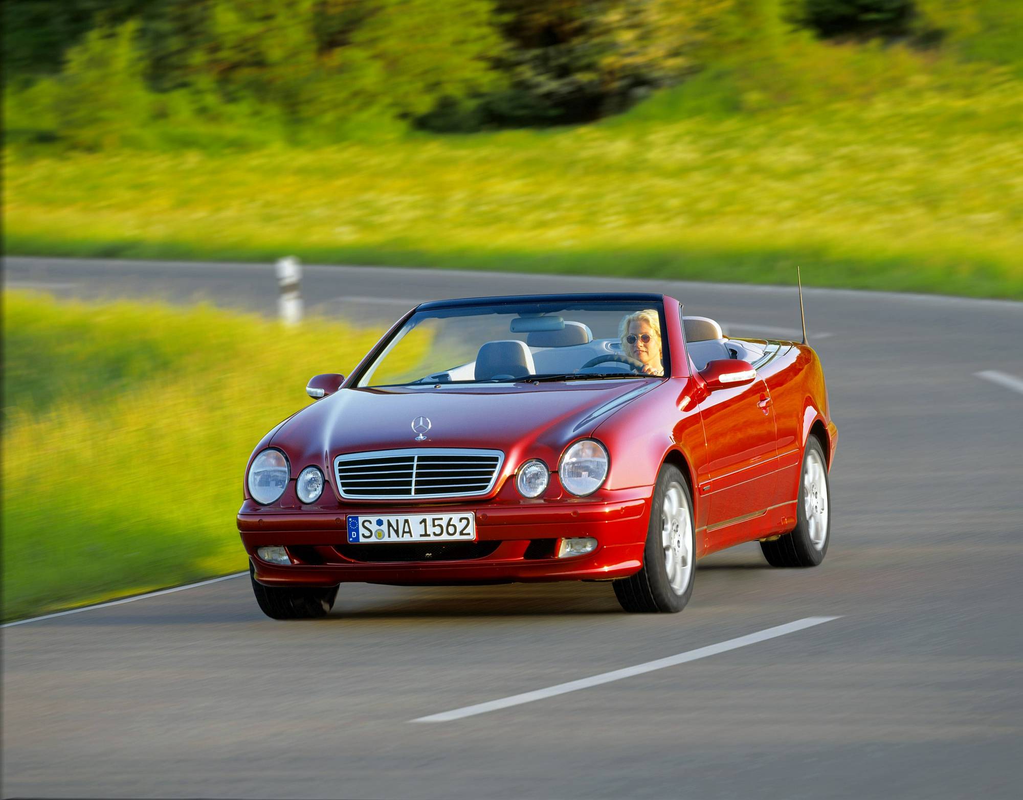 Historie der Mercedes-Benz E-Klasse Coupés und Cabriolets: sportlich-elegante Zweitürer mit großem Flair

The history of the Mercedes-Benz E-Class Coupés and Cabriolets: Sporty and elegant two-door cars with tremendous style