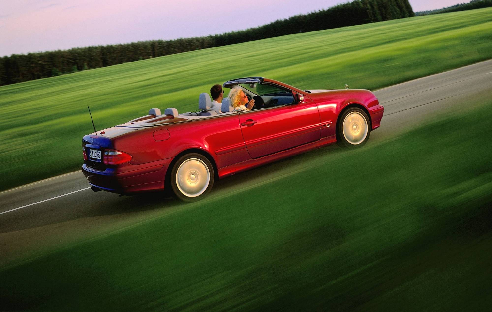 Historie der Mercedes-Benz E-Klasse Coupés und Cabriolets: sportlich-elegante Zweitürer mit großem Flair

The history of the Mercedes-Benz E-Class Coupés and Cabriolets: Sporty and elegant two-door cars with tremendous style
