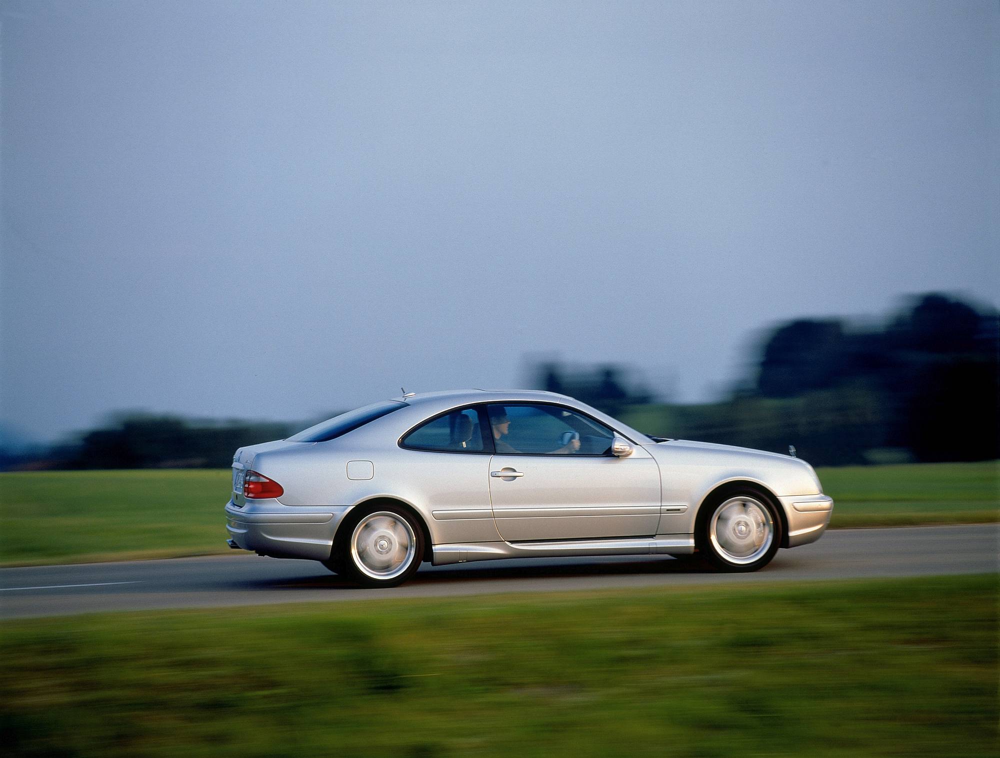 Historie der Mercedes-Benz E-Klasse Coupés und Cabriolets: sportlich-elegante Zweitürer mit großem Flair

The history of the Mercedes-Benz E-Class Coupés and Cabriolets: Sporty and elegant two-door cars with tremendous style