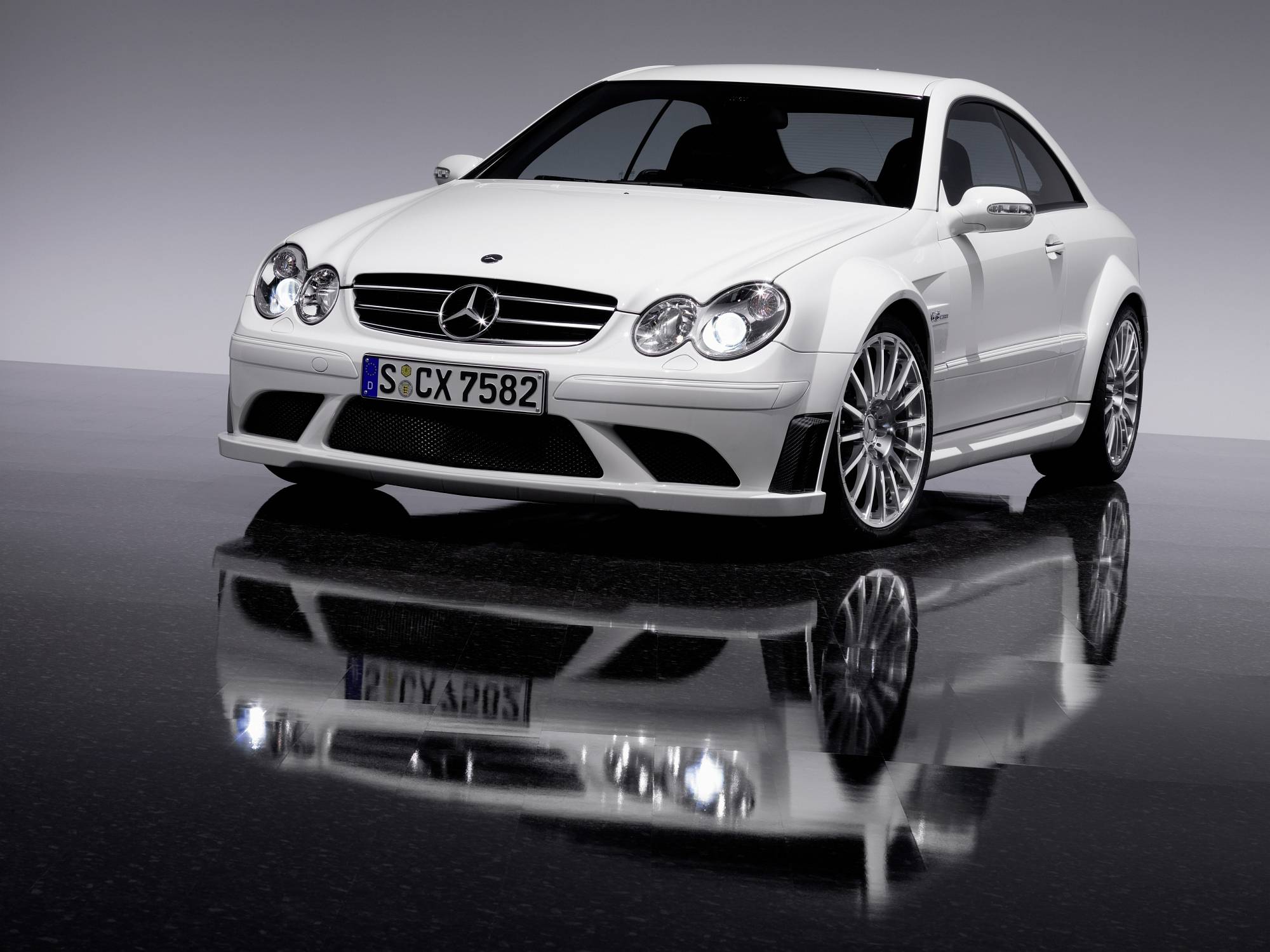 Historie der Mercedes-Benz E-Klasse Coupés und Cabriolets: sportlich-elegante Zweitürer mit großem Flair

The history of the Mercedes-Benz E-Class Coupés and Cabriolets: Sporty and elegant two-door cars with tremendous style