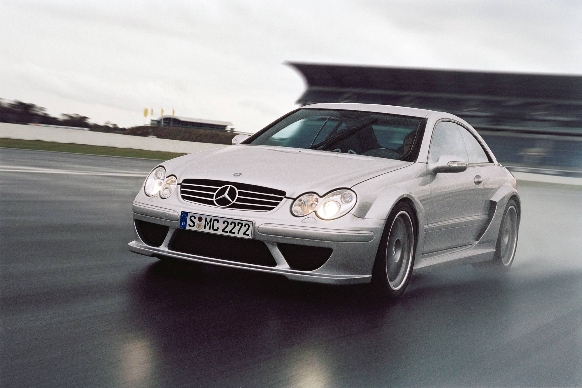 Historie der Mercedes-Benz E-Klasse Coupés und Cabriolets: sportlich-elegante Zweitürer mit großem Flair

The history of the Mercedes-Benz E-Class Coupés and Cabriolets: Sporty and elegant two-door cars with tremendous style