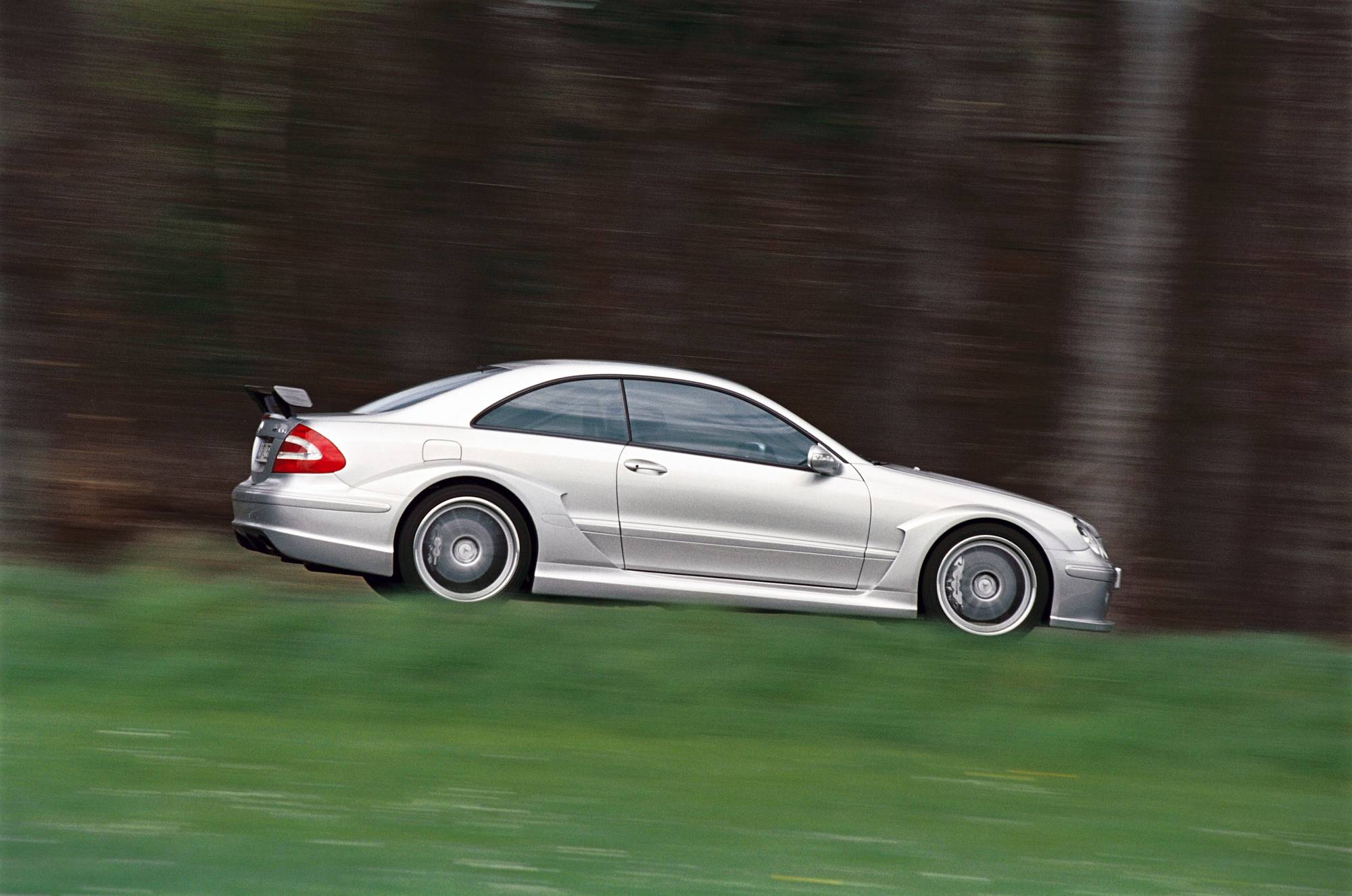 Historie der Mercedes-Benz E-Klasse Coupés und Cabriolets: sportlich-elegante Zweitürer mit großem Flair

The history of the Mercedes-Benz E-Class Coupés and Cabriolets: Sporty and elegant two-door cars with tremendous style