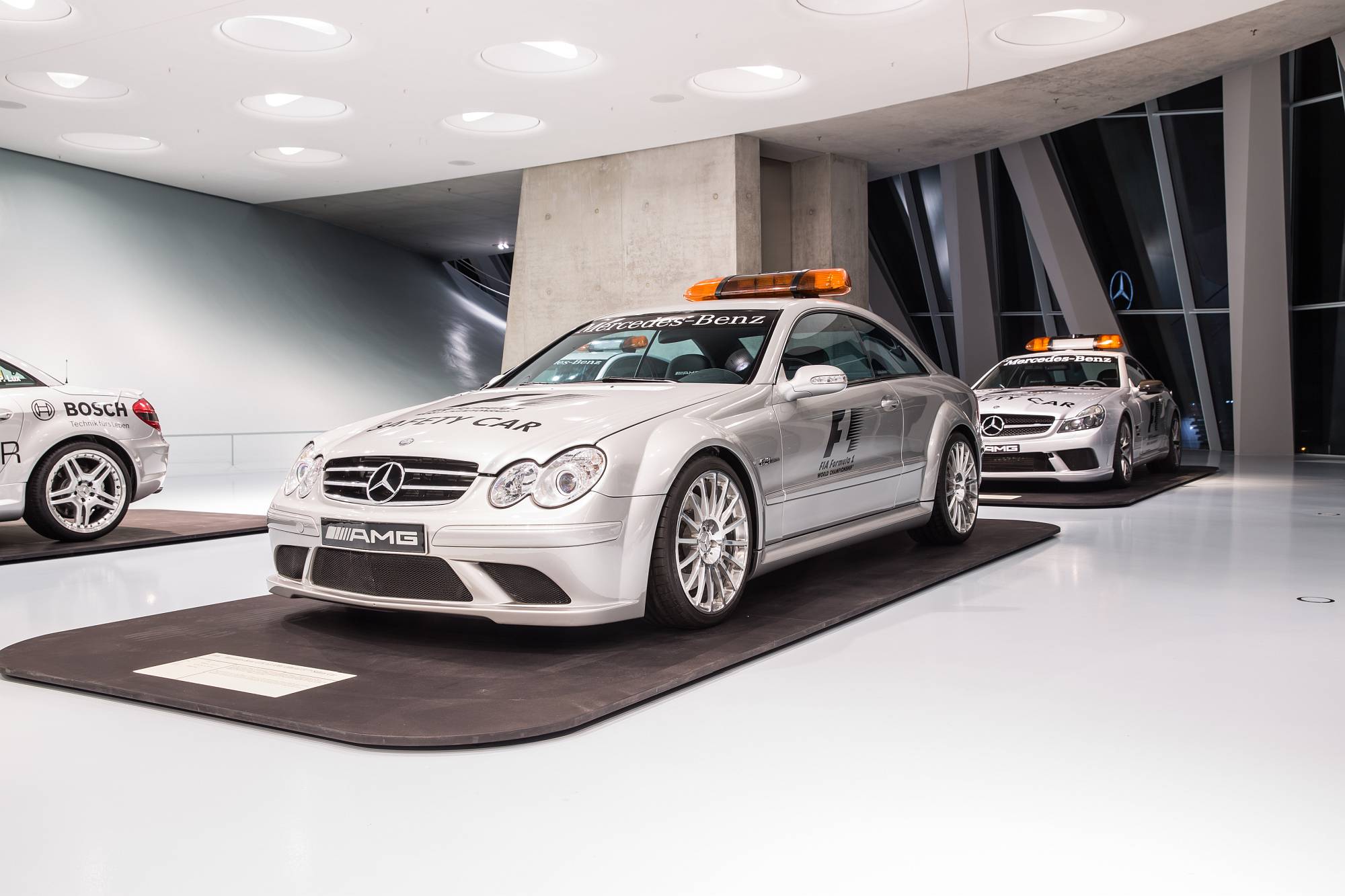 Historie der Mercedes-Benz E-Klasse Coupés und Cabriolets: sportlich-elegante Zweitürer mit großem Flair

The history of the Mercedes-Benz E-Class Coupés and Cabriolets: Sporty and elegant two-door cars with tremendous style
