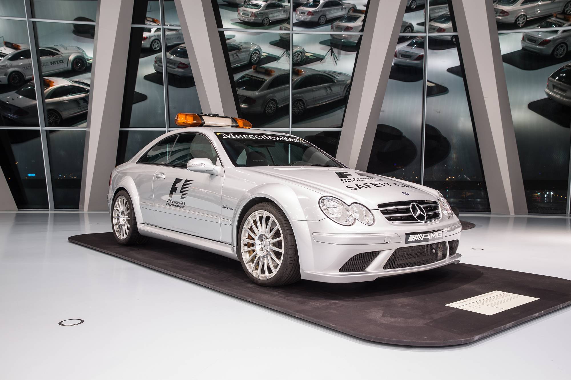 Historie der Mercedes-Benz E-Klasse Coupés und Cabriolets: sportlich-elegante Zweitürer mit großem Flair

The history of the Mercedes-Benz E-Class Coupés and Cabriolets: Sporty and elegant two-door cars with tremendous style